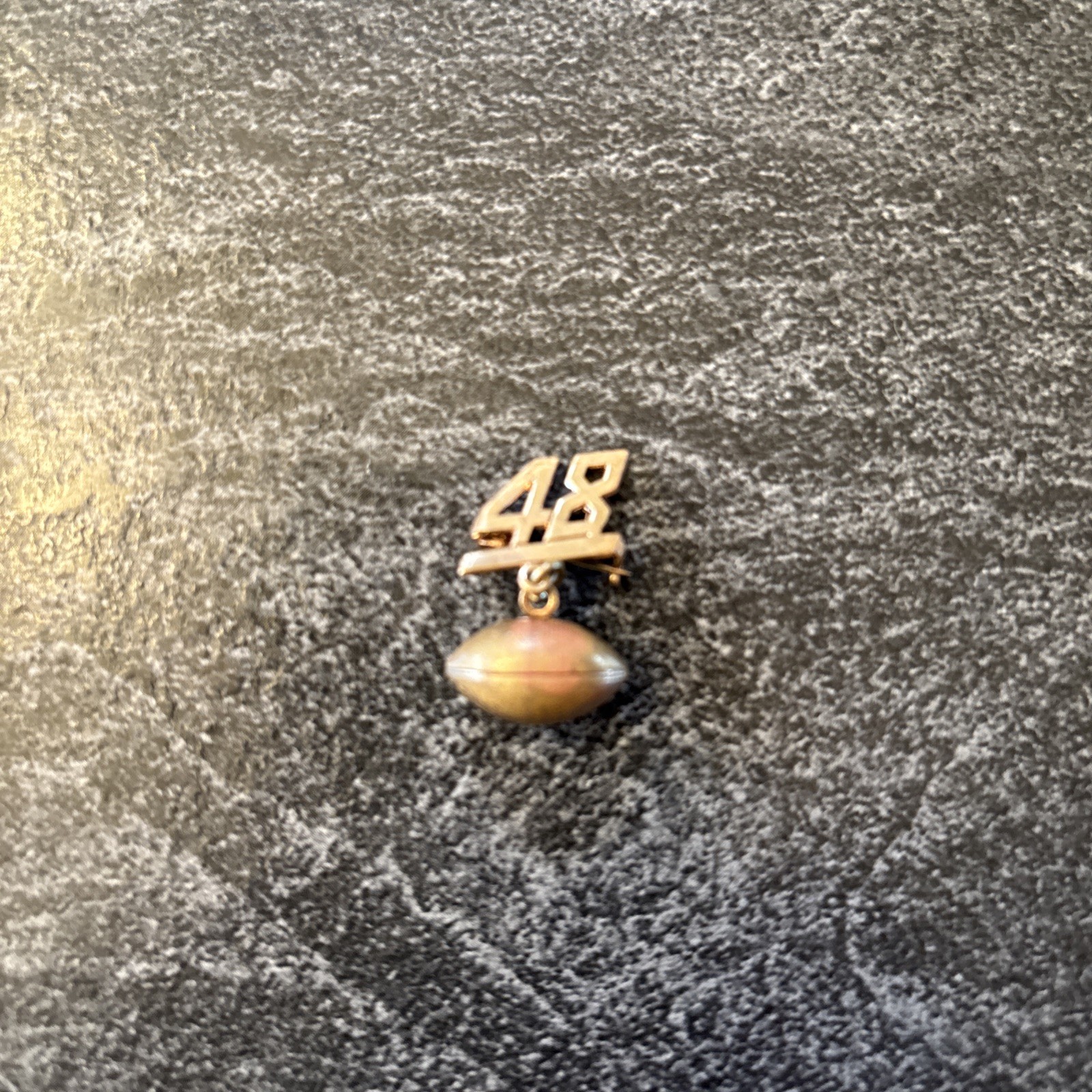 VINTAGE 1948 GOLD METAL COLLEGE HIGH SCHOOL FOOTBALL CLASS JACKET LAPEL PIN #E