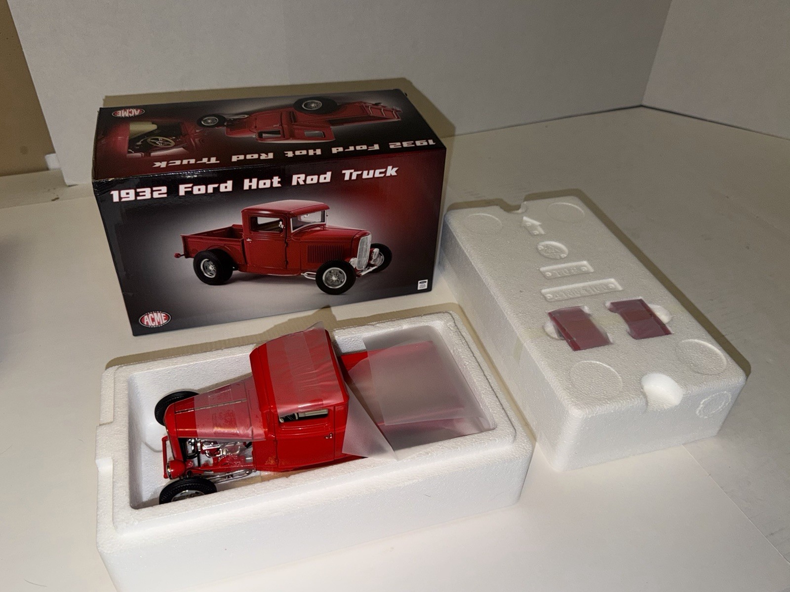 FORD 1932 HOT ROD TRUCK Red Real wood bed Super detailed Die-cast  1/18 ACME NIB