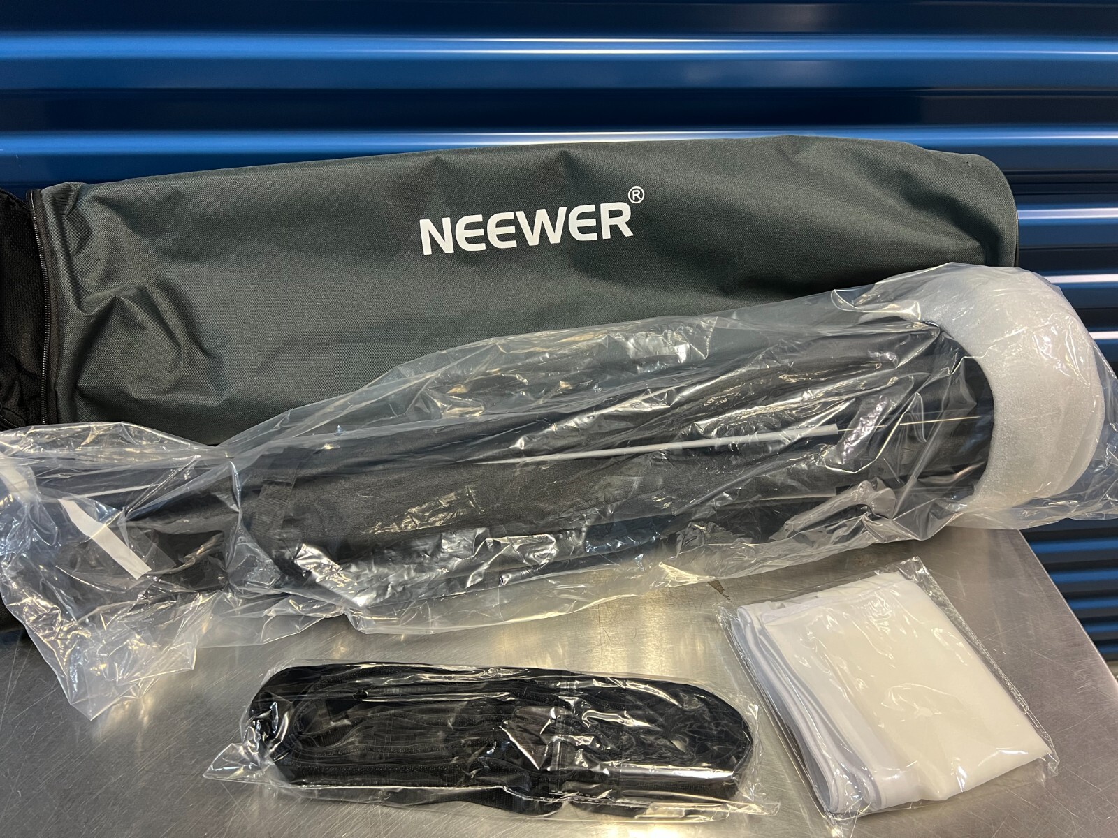 NEEWER 24\'\'x35\'\' Quick Setup Foldable Rectangular Strip Softbox Bowens Mount NEEWER 24\'\'x35\'\' Quick Setup Foldable Rectangular Strip Softbox Bowens Mount