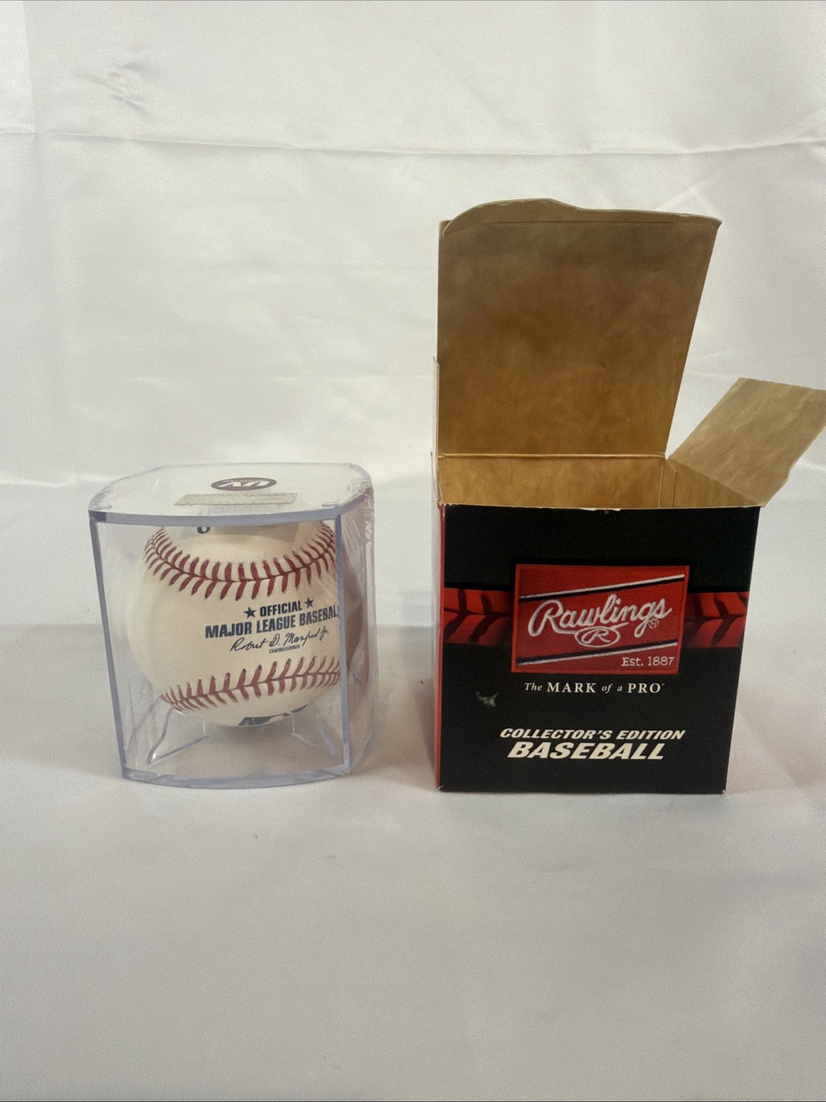 Rawlings MLB ROMLB-R Collector\'s Edition UV Protected Raised Seam Baseball Rawlings MLB ROMLB-R Collector\'s Edition UV Protected Raised Seam Baseball