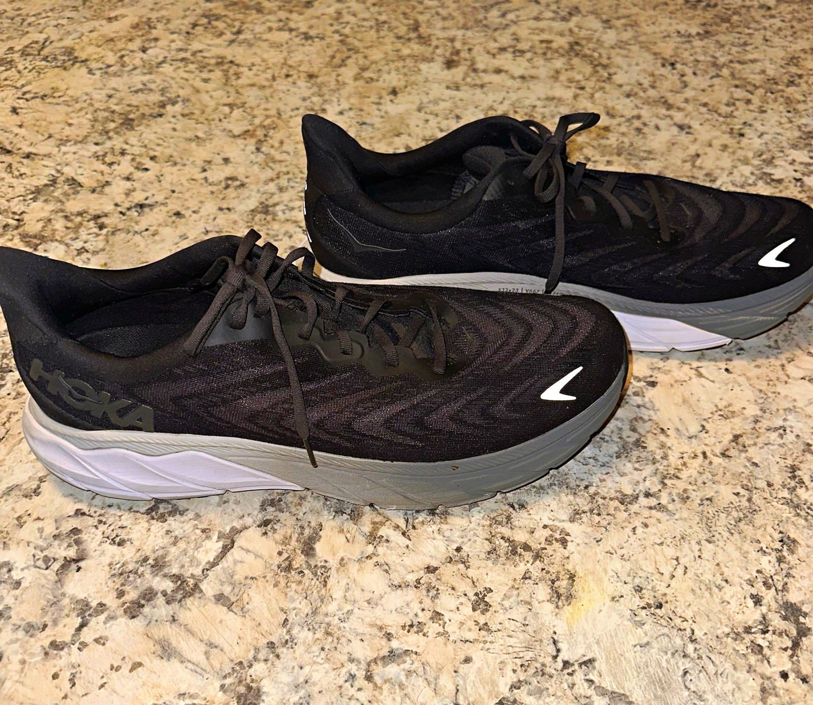 Hoka One One Arahi 6 Men’s Running Shoes Black/White Lace Up Mesh Rubber