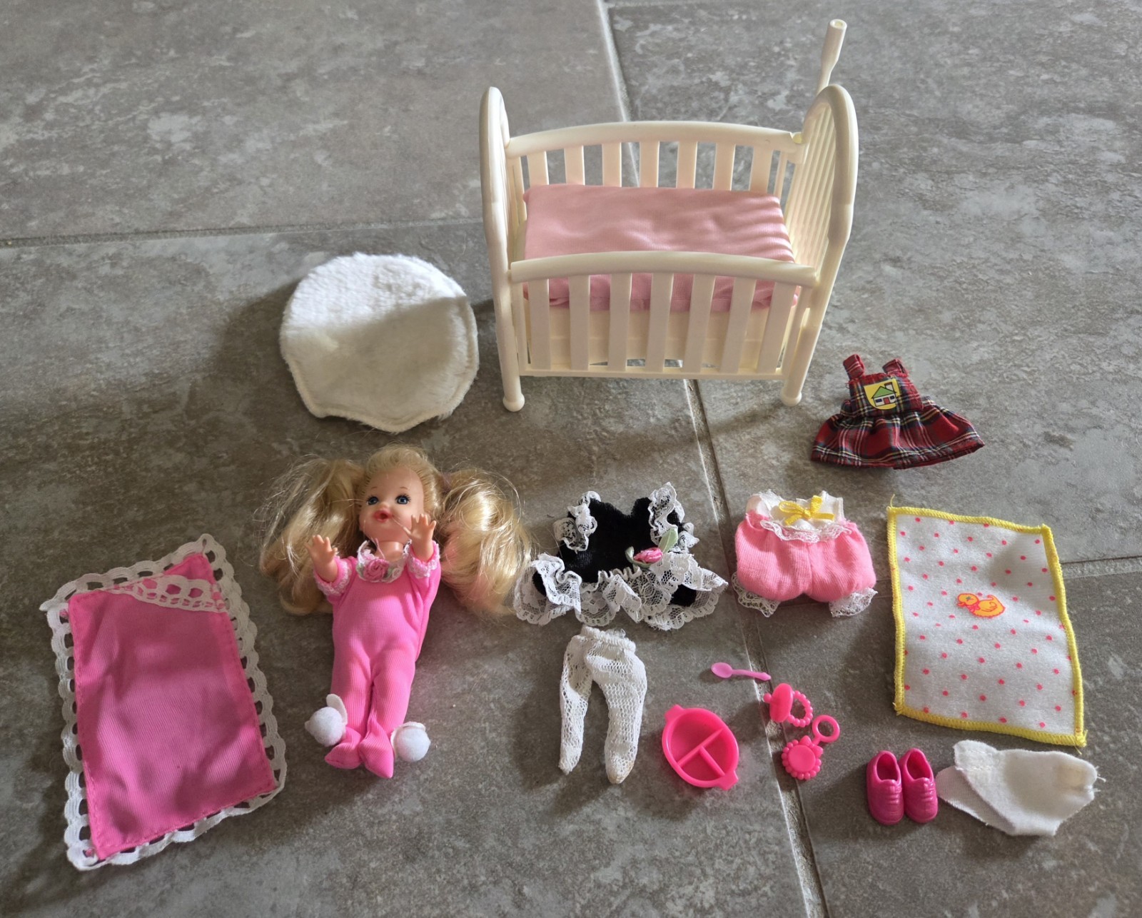 VTG Kelly Baby Sister Of Barbie Crib Set #12489 Mattel 1994 + More