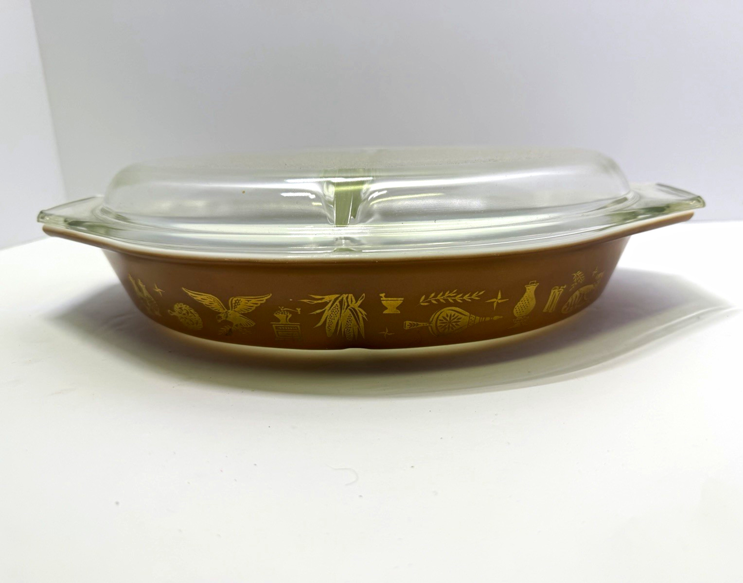 Vintage PYREX “Early American” Casserole Dish w/ Clear Lid Gold Kitchen Pattern