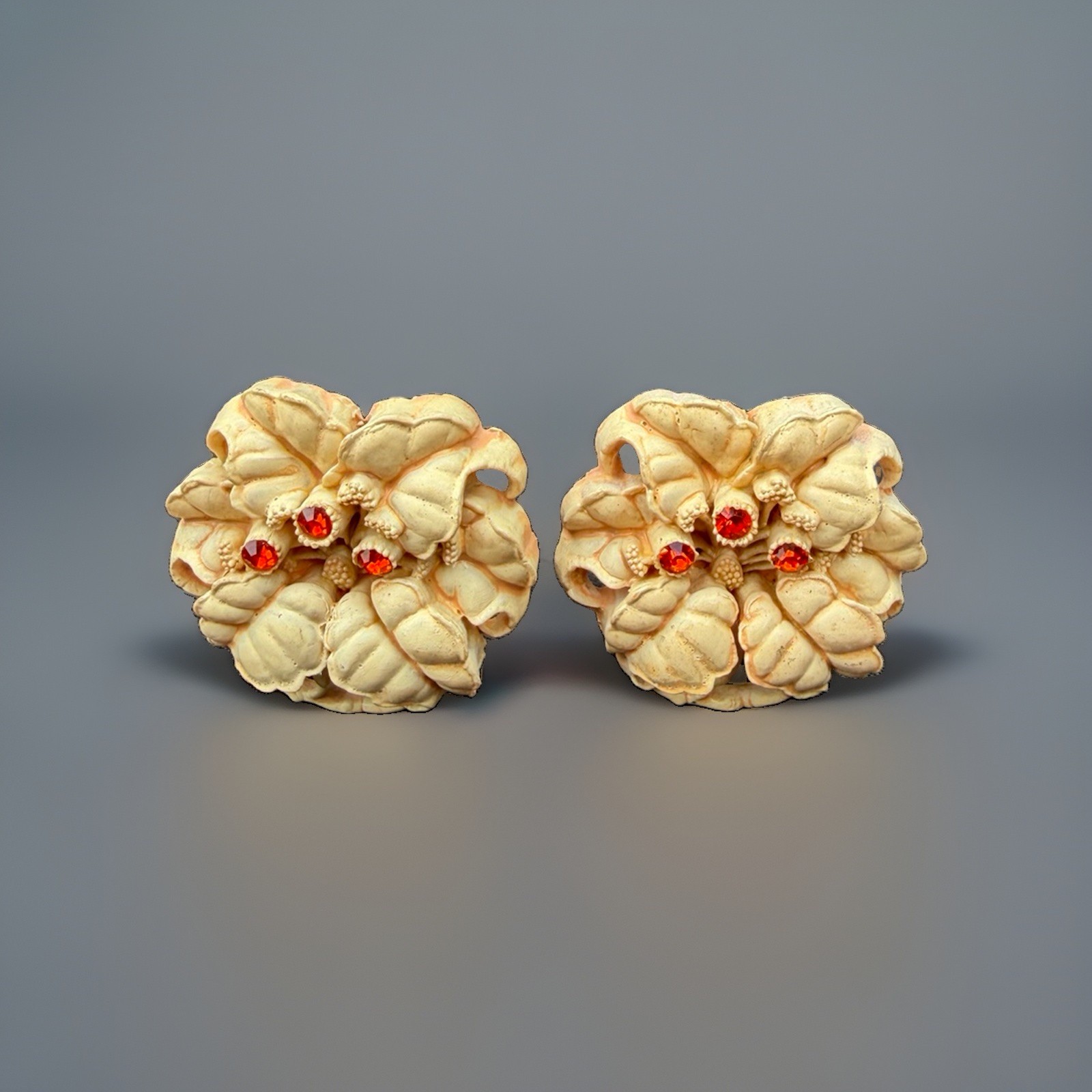 VTG 1950s Featherweights Celluloid Floral Rhinestone Clip On Earrings Red Cream