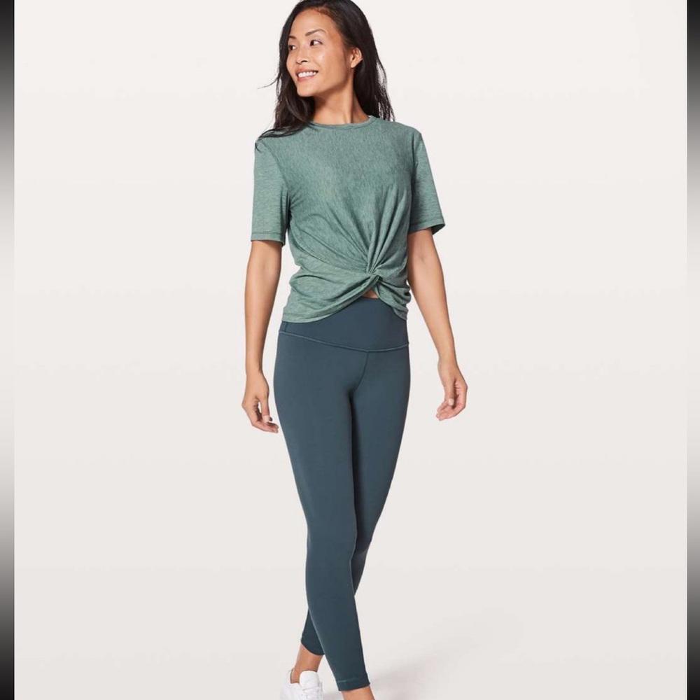 Lululemon Women\'s Crecent Tee Active Shirt Size 2 Heathered Green Short Sleeve Lululemon Women\'s Crecent Tee Active Shirt Size 2 Heathered Green Short Sleeve