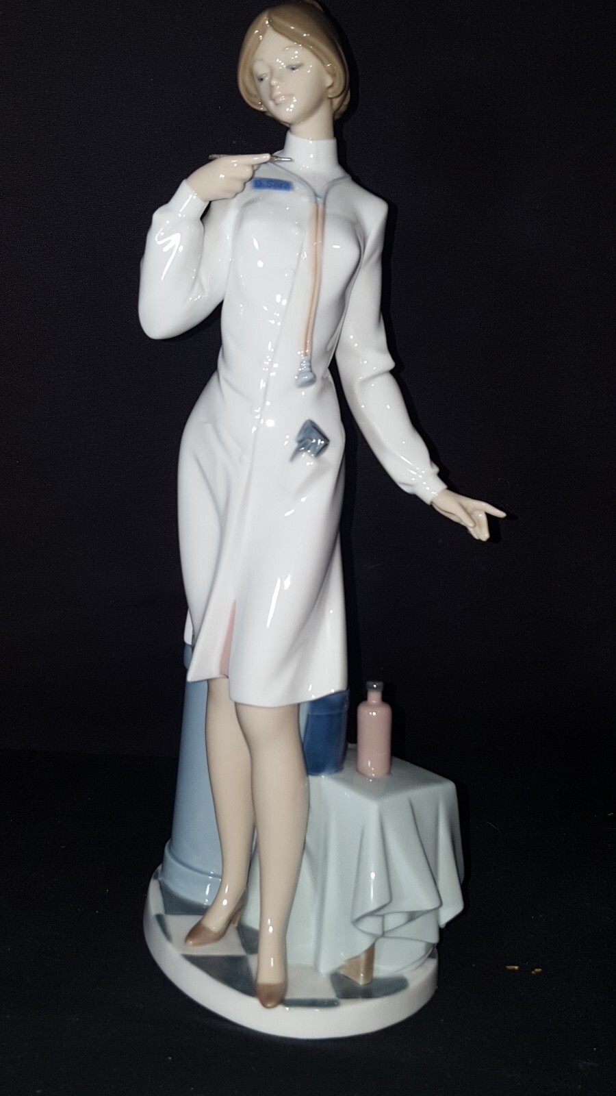 LLADRO FIGURINE PHYSICIAN /NURSE Rare Retail$699 LLADRO FIGURINE PHYSICIAN /NURSE Rare Retail$699