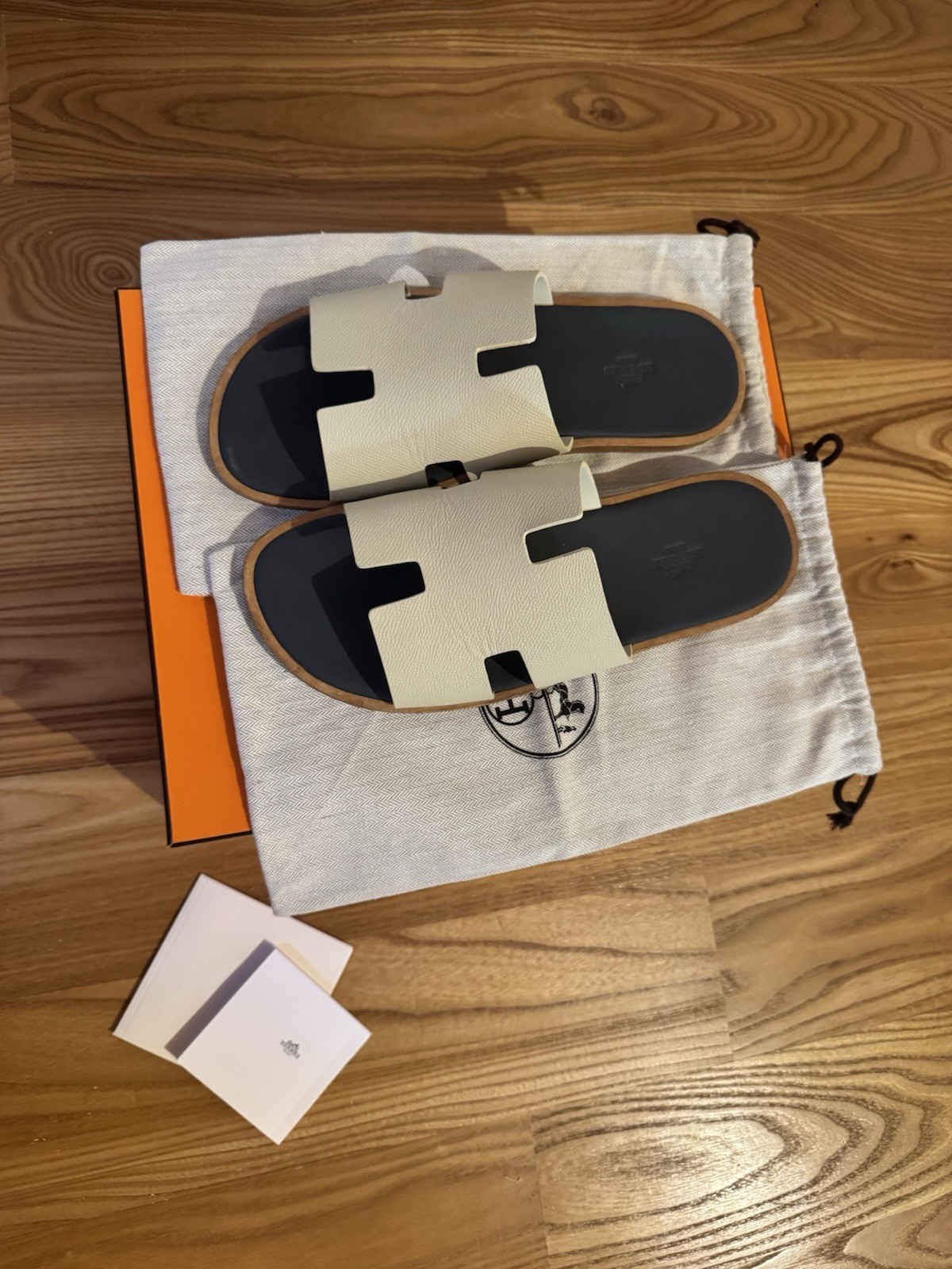 Hermès izmir sandals men\'s white/blue leather EU 44 slipper band H logo Hermès izmir sandals men\'s white/blue leather EU 44 slipper band H logo