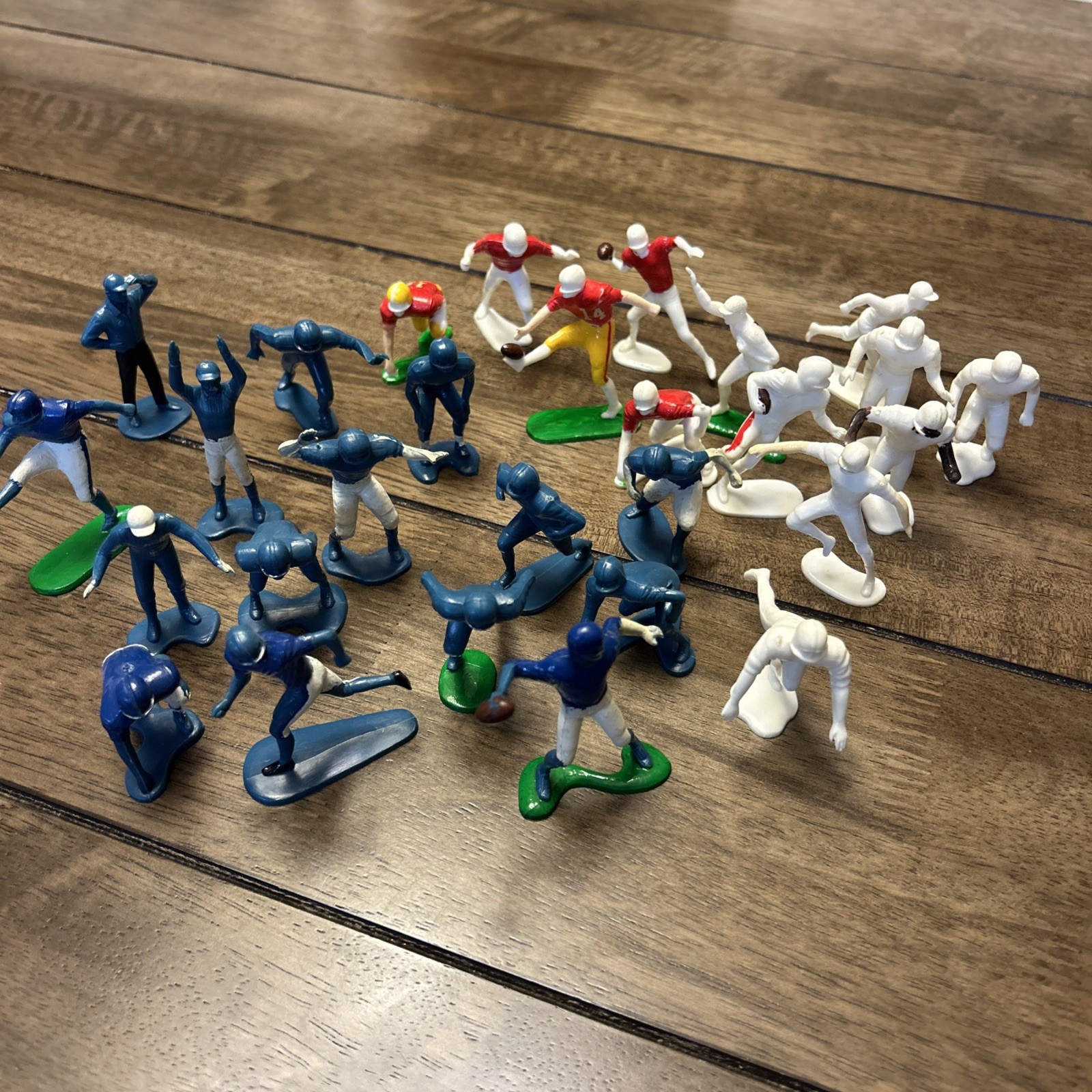 1967 Vintage Aurora Official NFL Miniatures 28 Football Player Figures 1967 Vintage Aurora Official NFL Miniatures 28 Football Player Figures