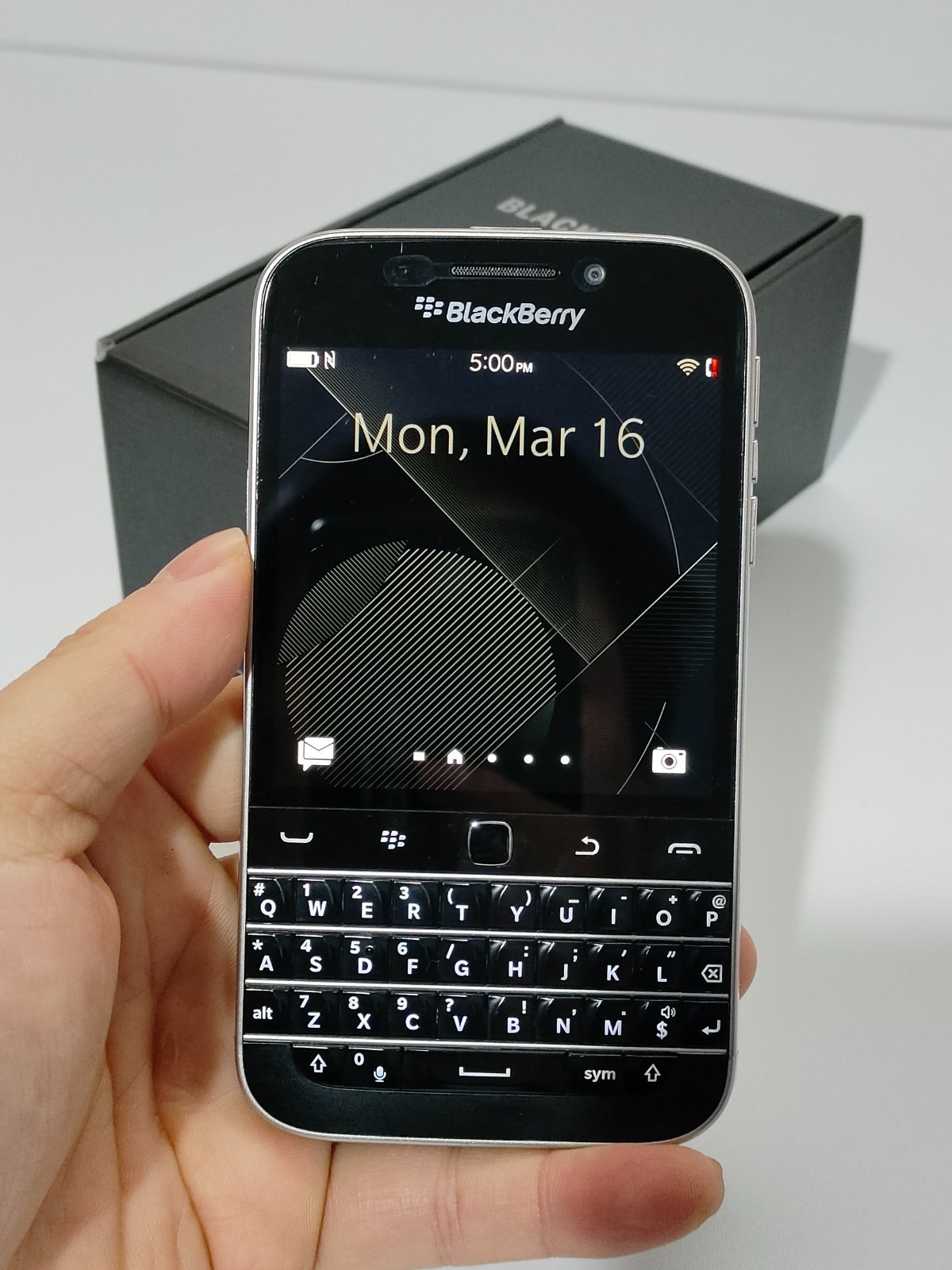 BlackBerry Classic Q20 16GB Factory UNLOCKED(4G) Keyboard Smartphone 90% BlackBerry Classic Q20 16GB Factory UNLOCKED(4G) Keyboard Smartphone 90%
