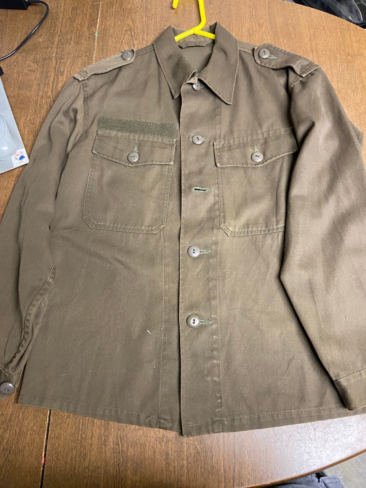cold war 1983 Austrian field shirt olive green (no patches) cold war 1983 Austrian field shirt olive green (no patches)