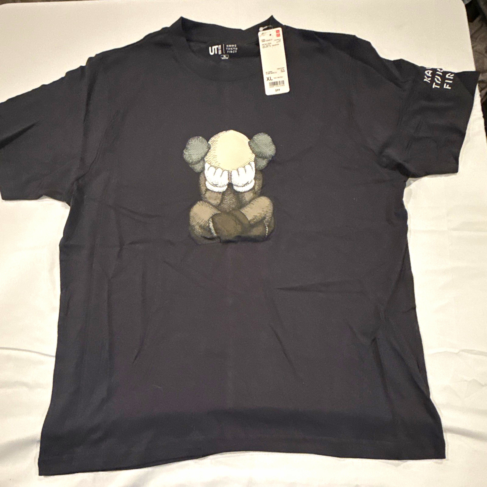 Uniqlo Men\'s Dark Gray KAWS Tokyo First UT Graphic Logo Crew Neck T-Shirt XL Uniqlo Men\'s Dark Gray KAWS Tokyo First UT Graphic Logo Crew Neck T-Shirt XL