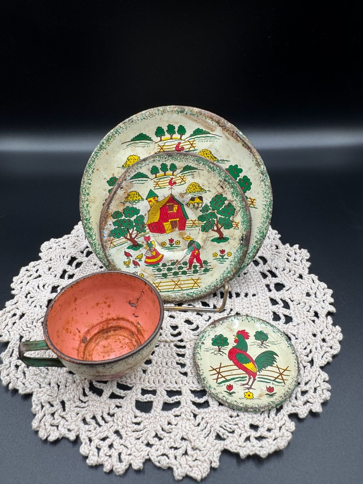 Vintage Childs Tin Litho Farm Toy Dishes 6 Pc Rooster Barn Plates Cup