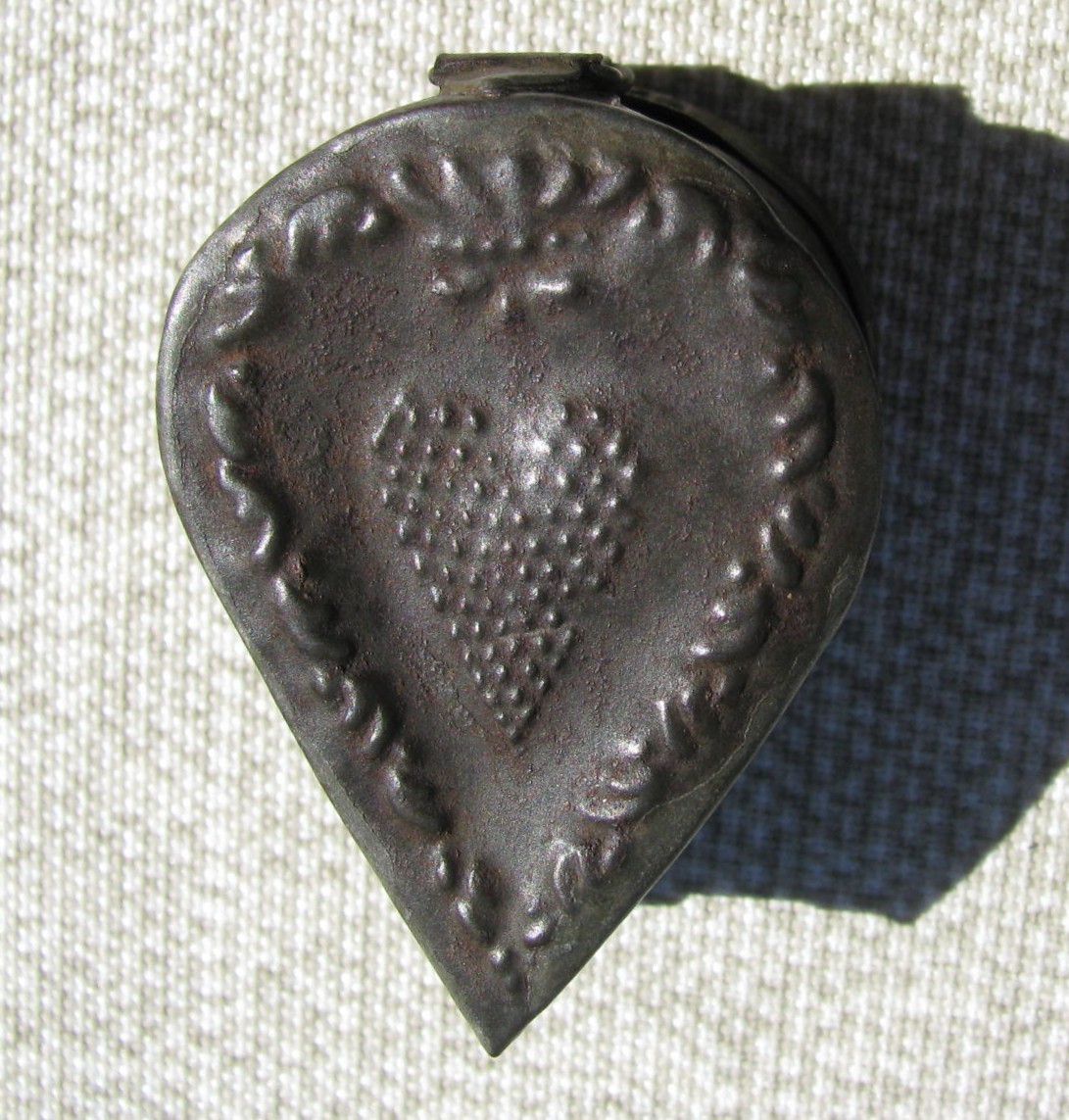 1790–1810 FINE PENSYLVANIA GERMAN HEART DOUBLE LID TIN NUTMEG GRATER PROVENANCE
