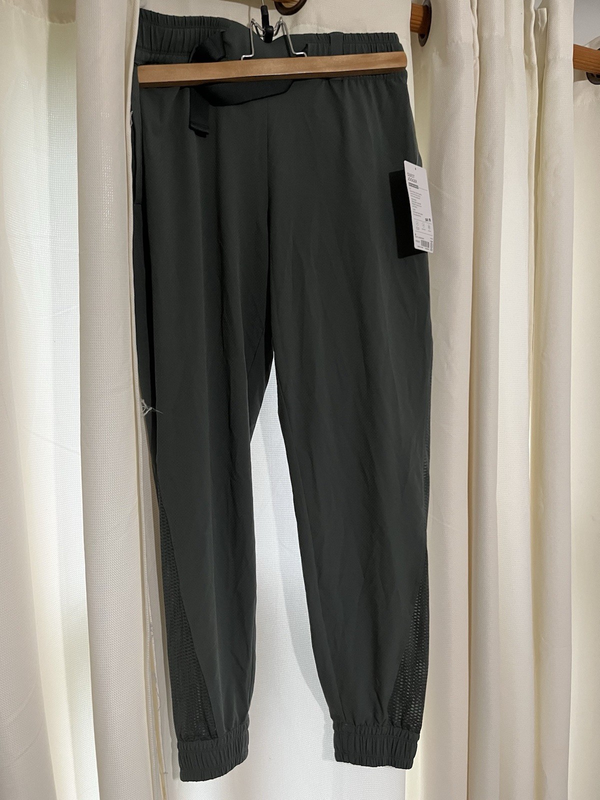Athleta Quest Jogger green Size 6