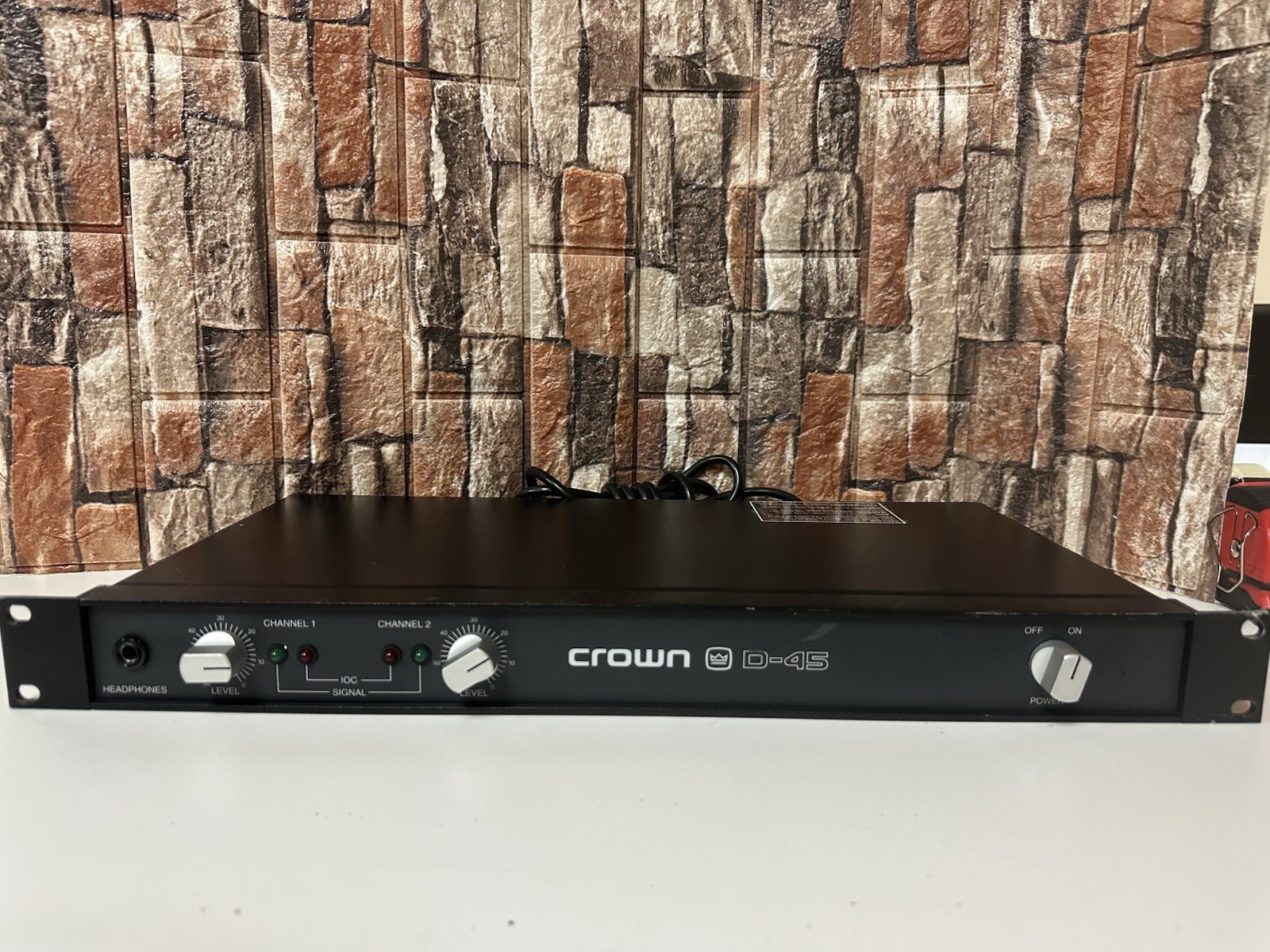 Crown D-45 Stereo Power Amplifier with Rack Mount 2 Channel Audio Crown D-45 Stereo Power Amplifier with Rack Mount 2 Channel Audio