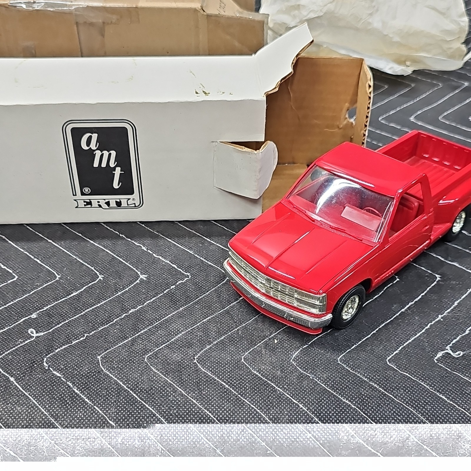 AMT Ertl Chevrolet 1991 Silverado Sportside 1:25 Red Diecast Pickup Truck AMT Ertl Chevrolet 1991 Silverado Sportside 1:25 Red Diecast Pickup Truck
