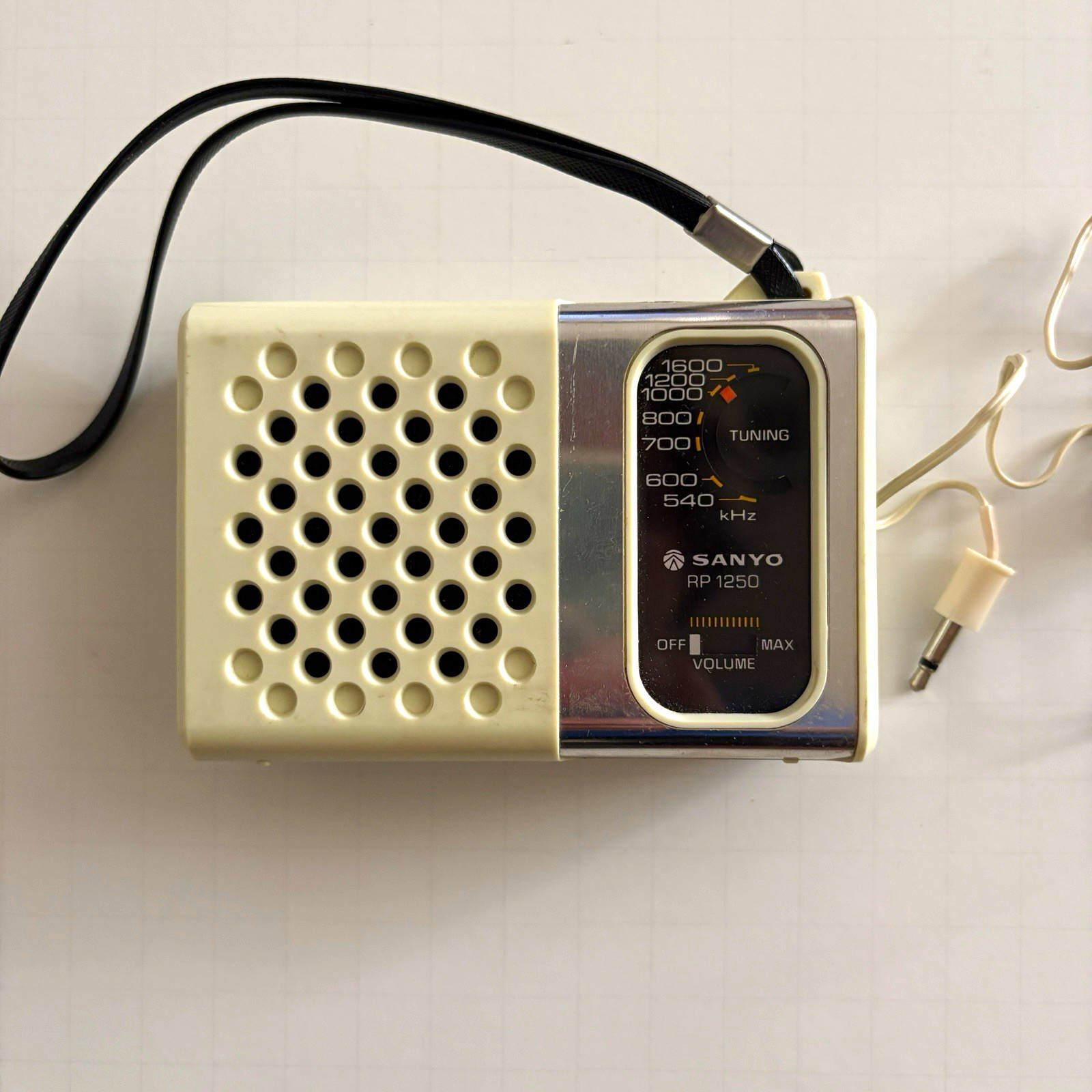 SANYO RP1250 Pocket AM Radio, White/Silver, Headphone Jack, Earphone & Box