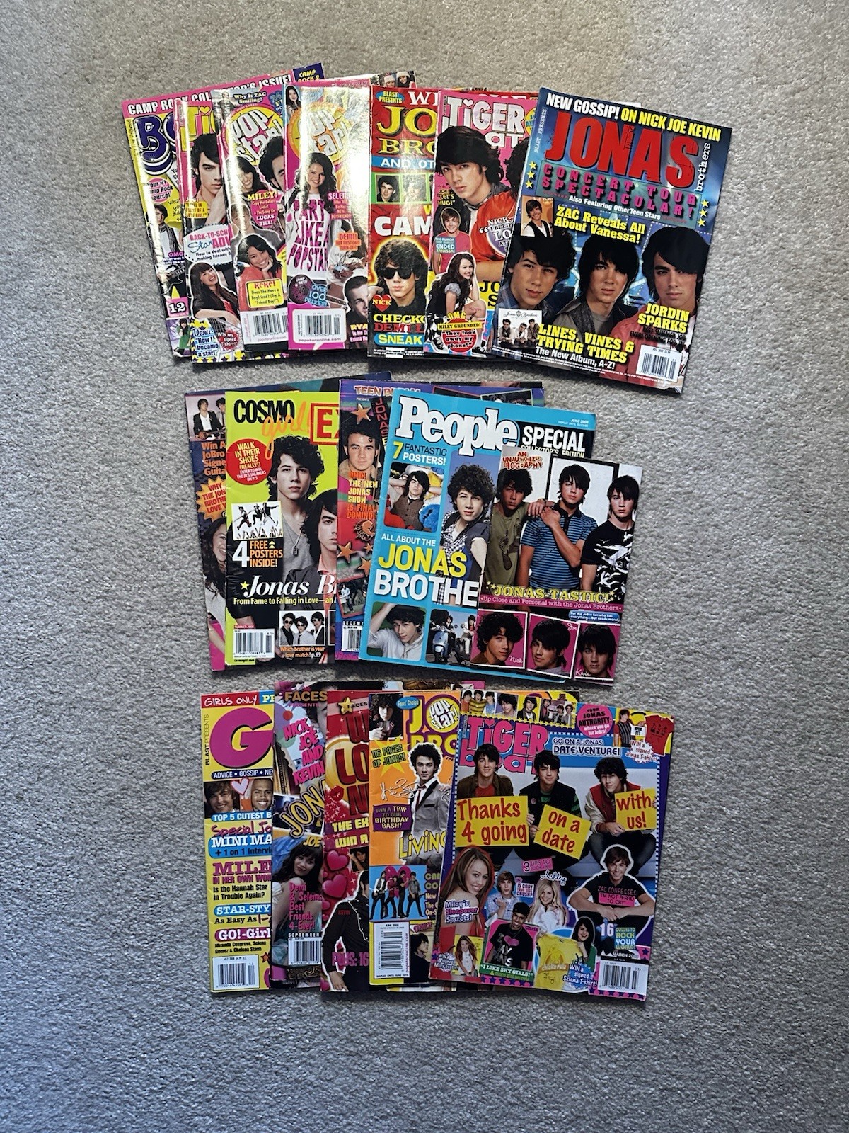 Jonas Brothers Memorabilia Lot: Magazines, Posters/Prints, Buttons & Keychain
