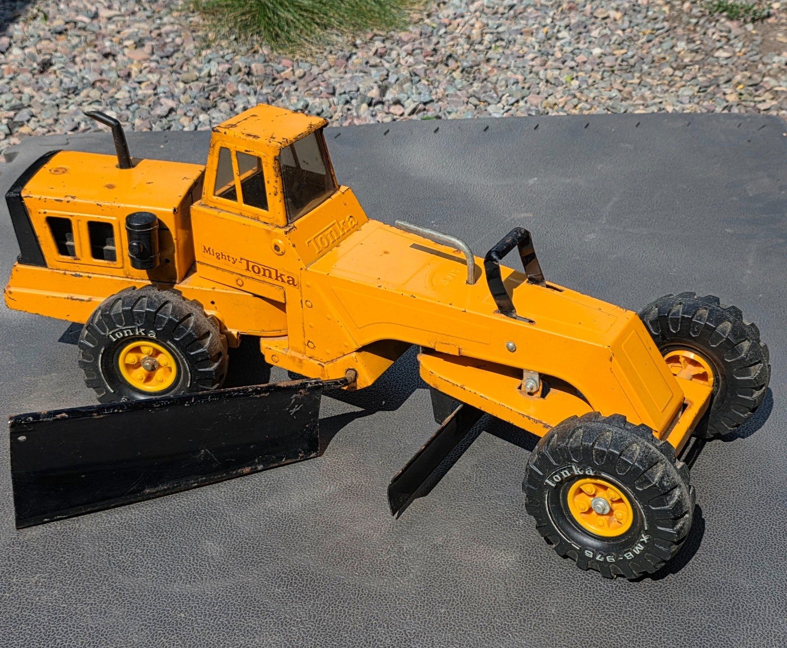 Vintage 1970s Mighty Tonka Road Grader Diesel XMB-975 Orange Pressed Steel Vintage 1970s Mighty Tonka Road Grader Diesel XMB-975 Orange Pressed Steel