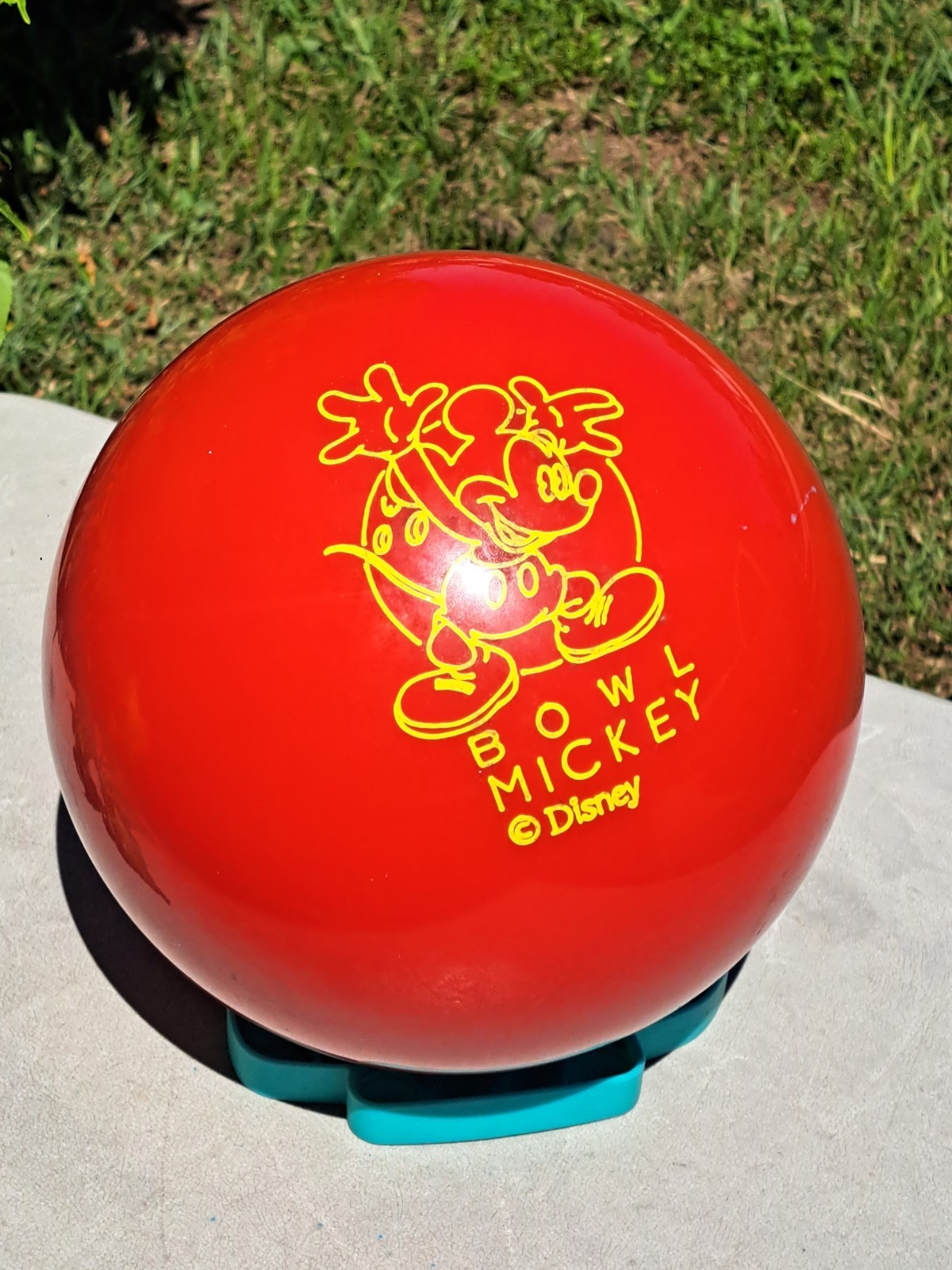 Vintage Mickey Bowling Ball Disney Mickey Mouse Brunswick 8lbs un-tapped Vintage Mickey Bowling Ball Disney Mickey Mouse Brunswick 8lbs un-tapped