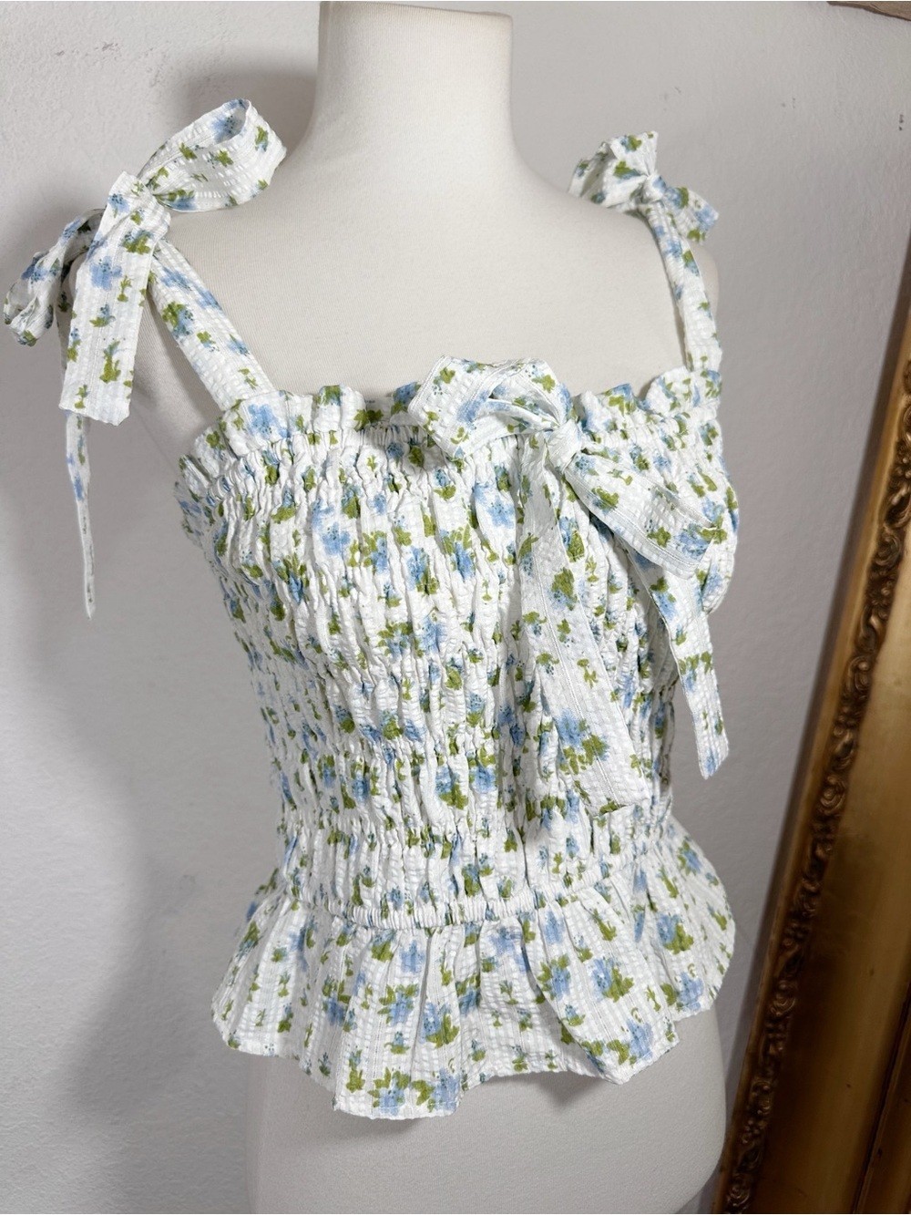New Vici Ruffle Smocked Tie Shoulder Detail Blouse Floral Size Medium New Vici Ruffle Smocked Tie Shoulder Detail Blouse Floral Size Medium