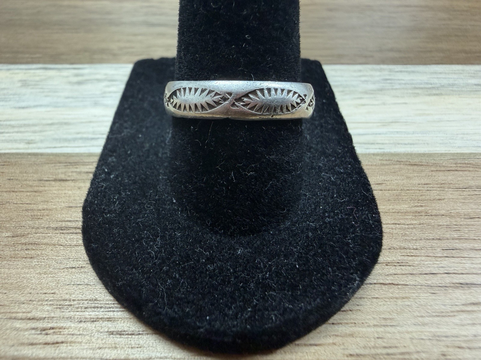 Rare Vintage 925 Sterling Silver Navajo leaf stamped ring band size 9 L1285 Rare Vintage 925 Sterling Silver Navajo leaf stamped ring band size 9 L1285
