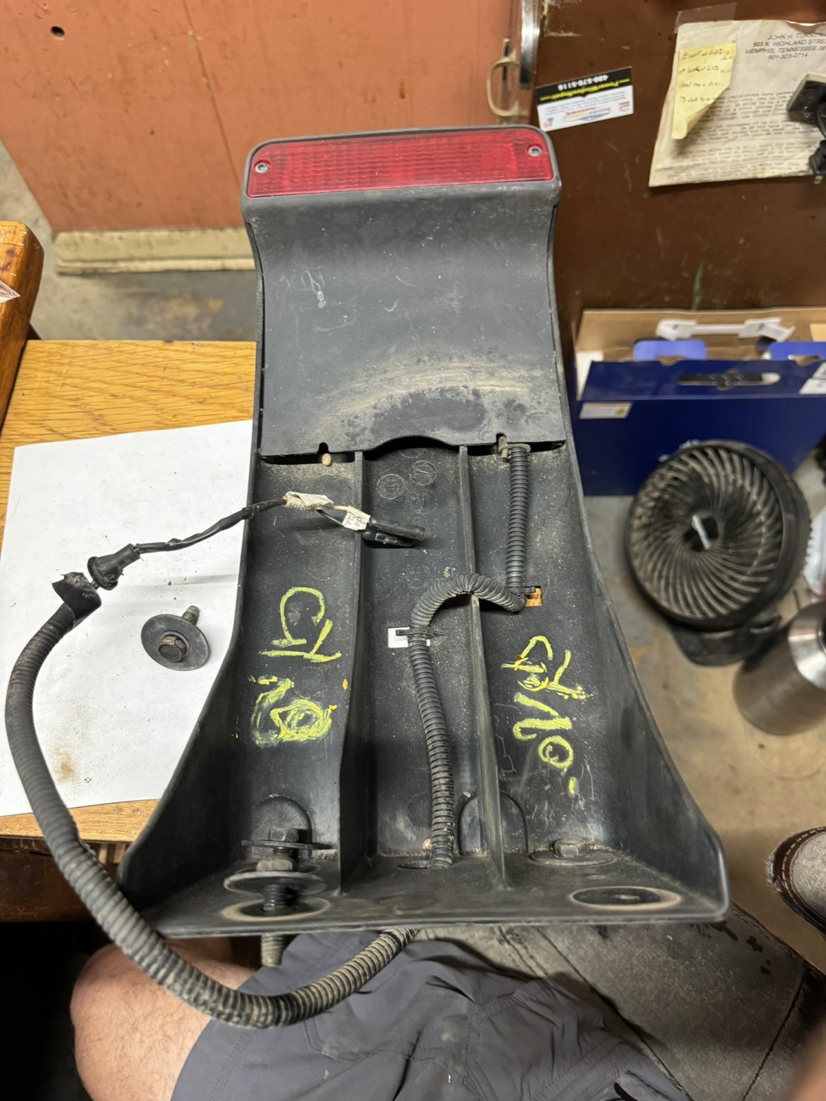 * 1997-2006 JEEP WRANGLER TJ/LJ THIRD BRAKE LIGHT AND BOLTS  55055280