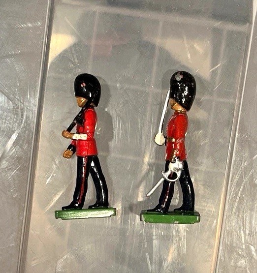 W. Britain British Guards Toy Soldiers Pair 1990 England Red Coats