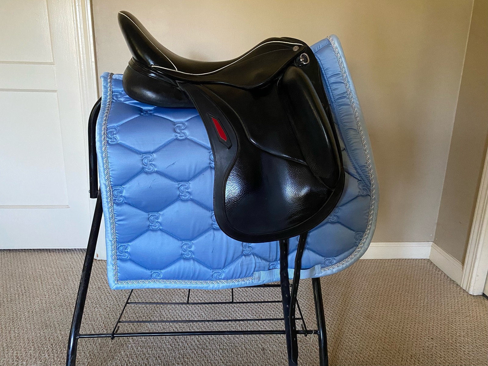 Aviar Dressage Saddle, Rook 2.5, 17.5 inch seat, fully refurbished in 2024 Aviar Dressage Saddle, Rook 2.5, 17.5 inch seat, fully refurbished in 2024