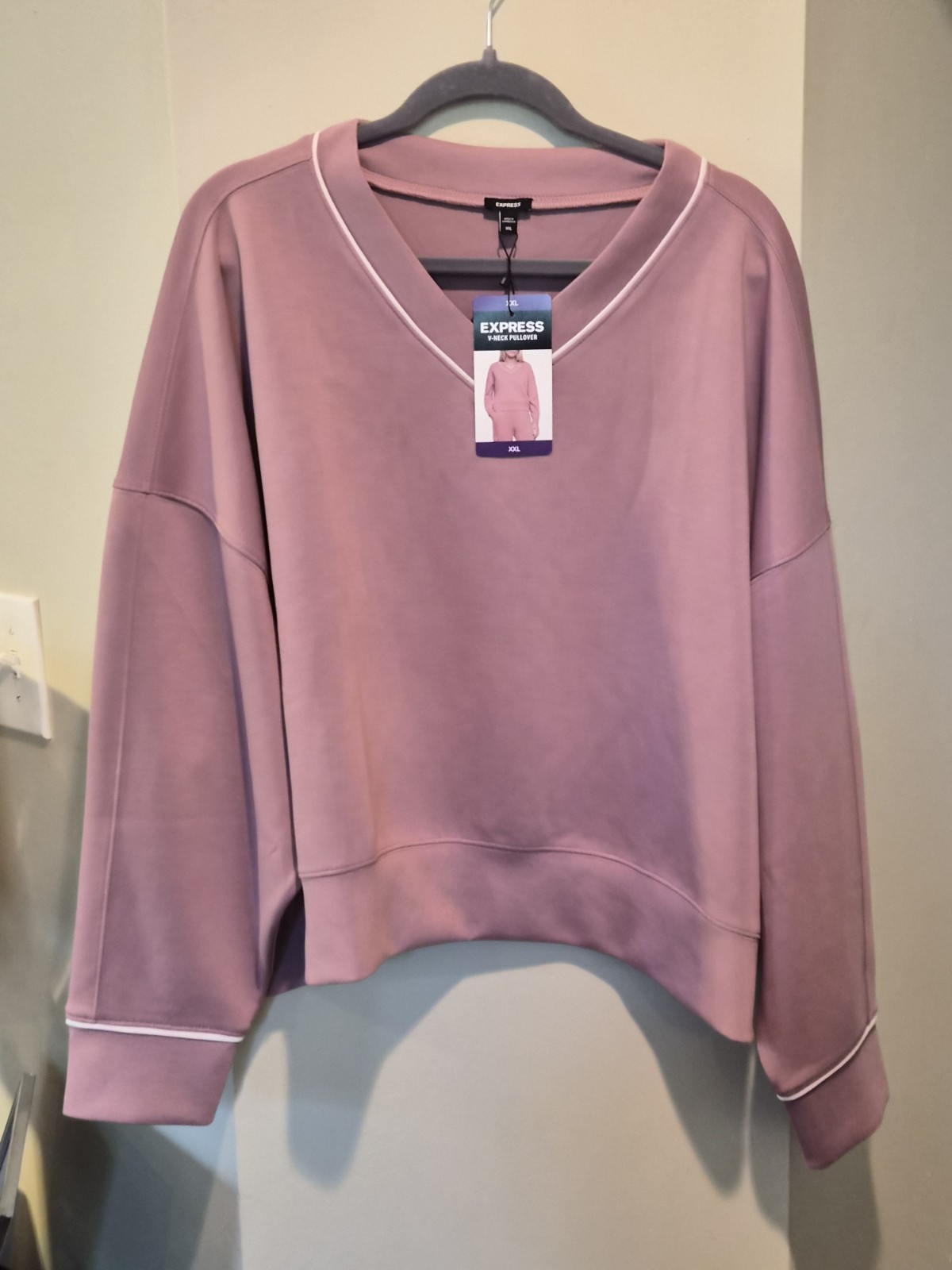 NWT EXPRESS V-NECK PULLOVER WOMEN\'S SIZE XXLARGE PINK NWT EXPRESS V-NECK PULLOVER WOMEN\'S SIZE XXLARGE PINK