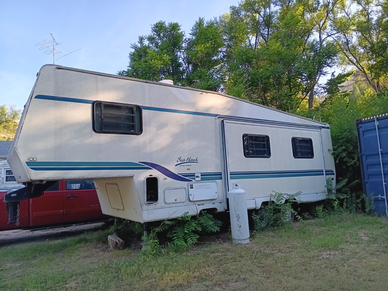 1996 5th wheel gulfstream camper needs 2 windows and has a cracked skylight 1996 5th wheel gulfstream camper needs 2 windows and has a cracked skylight