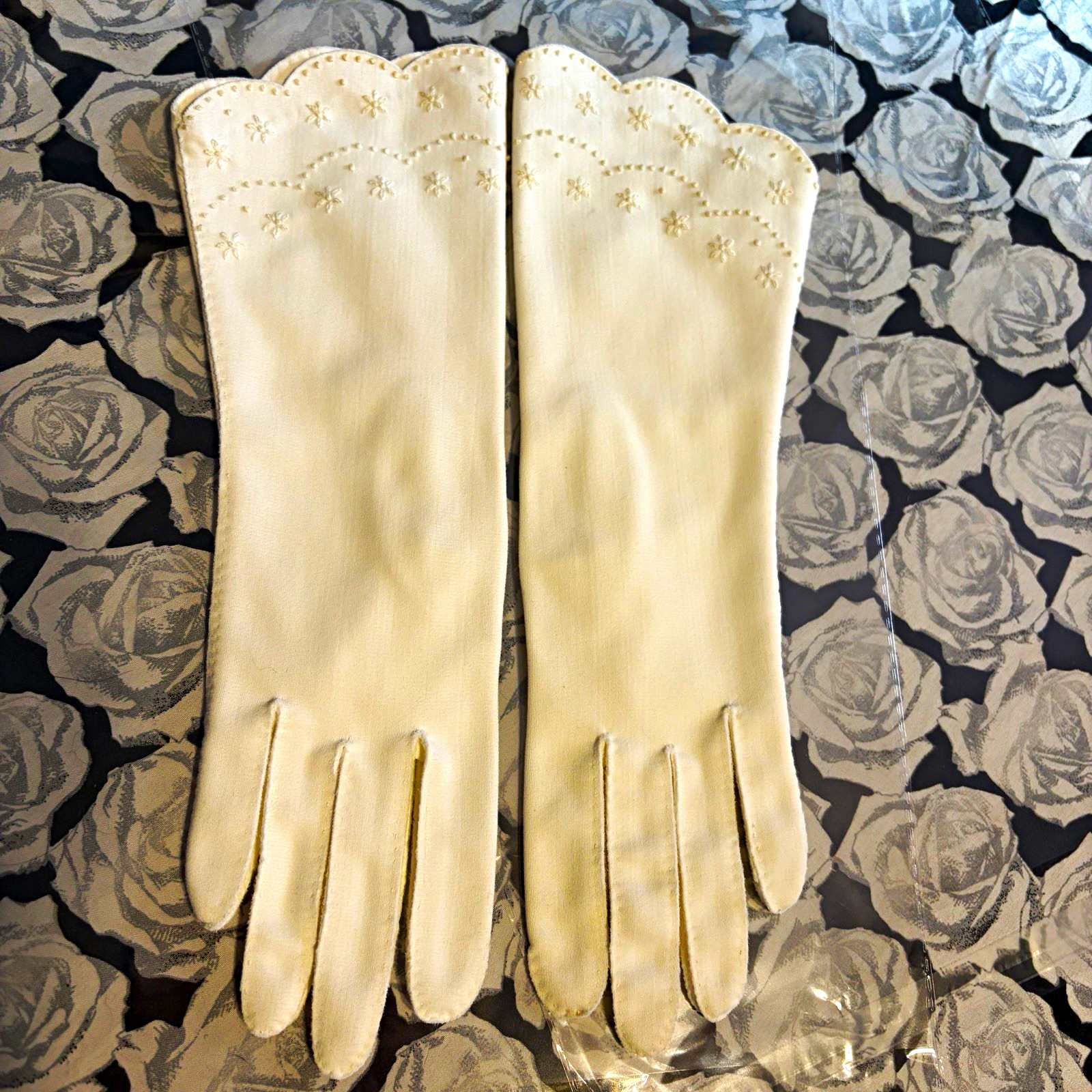 Vintage 50s White Nylon Gloves Seed Stitch Details Van Raalte Reindoe OS