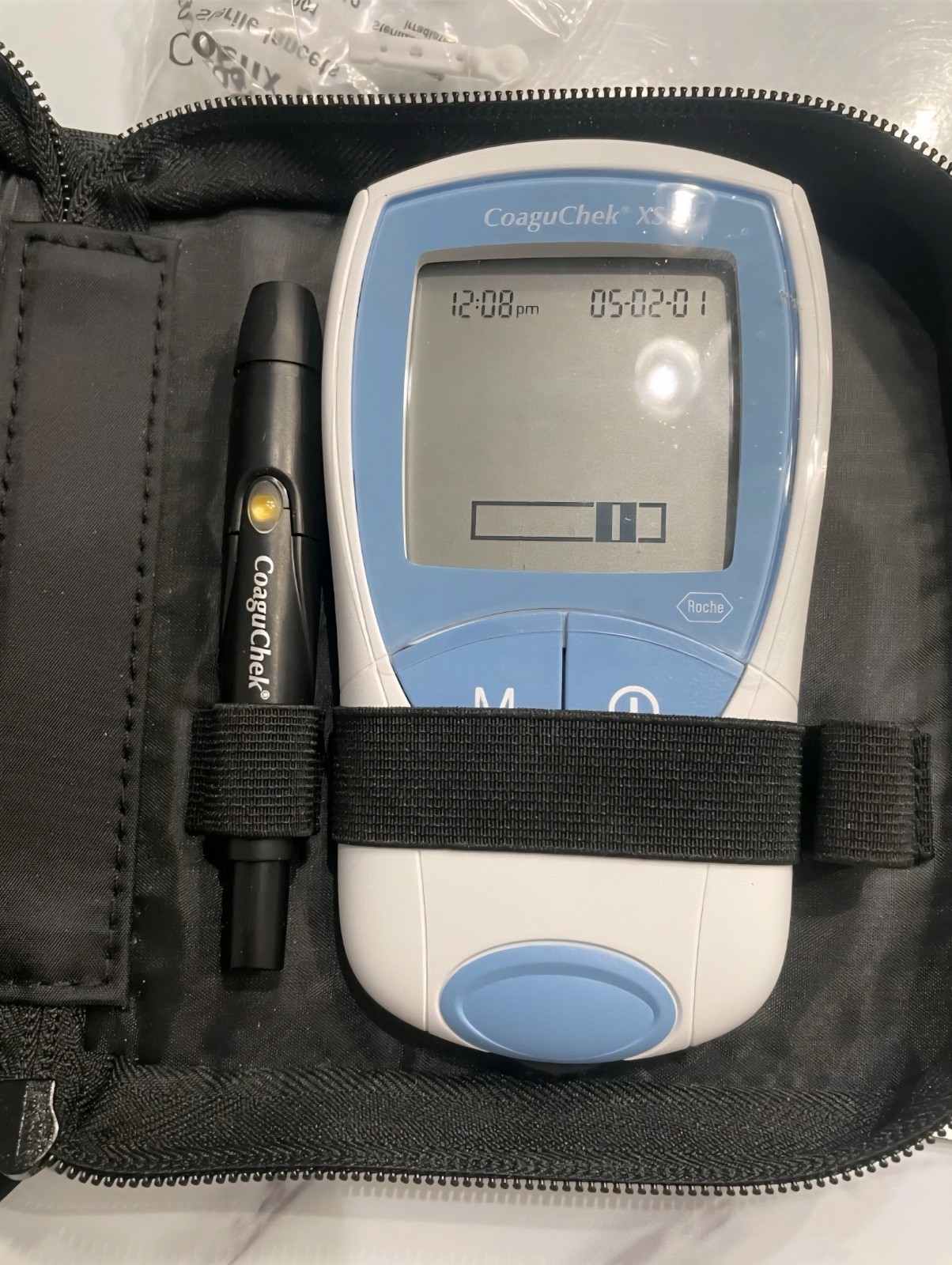 Roche Diagnostics CoaguChek XS Coagulation Meter w/ Pen & case. No Test Strips Roche Diagnostics CoaguChek XS Coagulation Meter w/ Pen & case. No Test Strips