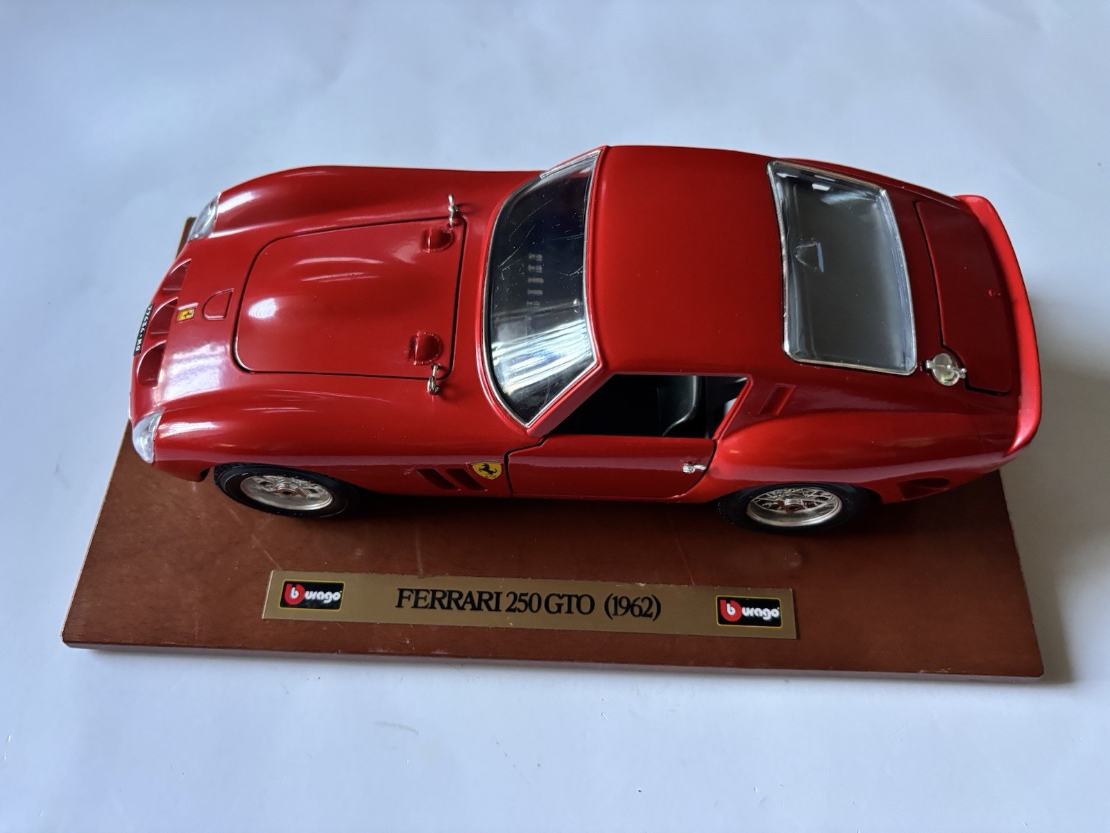 Bburago Gold 1:18 Ferrari 250 GTO 1962 Red Diecast Car on Wood Base Bburago Gold 1:18 Ferrari 250 GTO 1962 Red Diecast Car on Wood Base