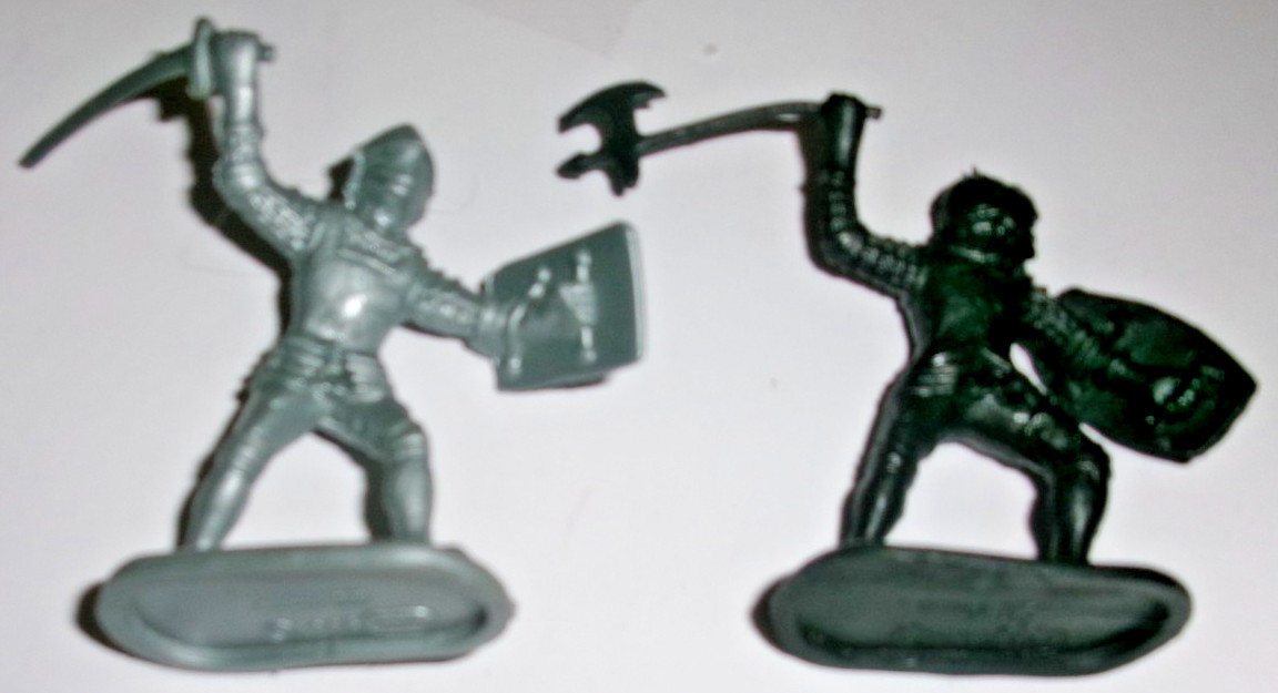 VINTAGE LOT 2 PK Black & silver Knights 2.5” Medieval Plastic Figures w/ weapons VINTAGE LOT 2 PK Black & silver Knights 2.5” Medieval Plastic Figures w/ weapons