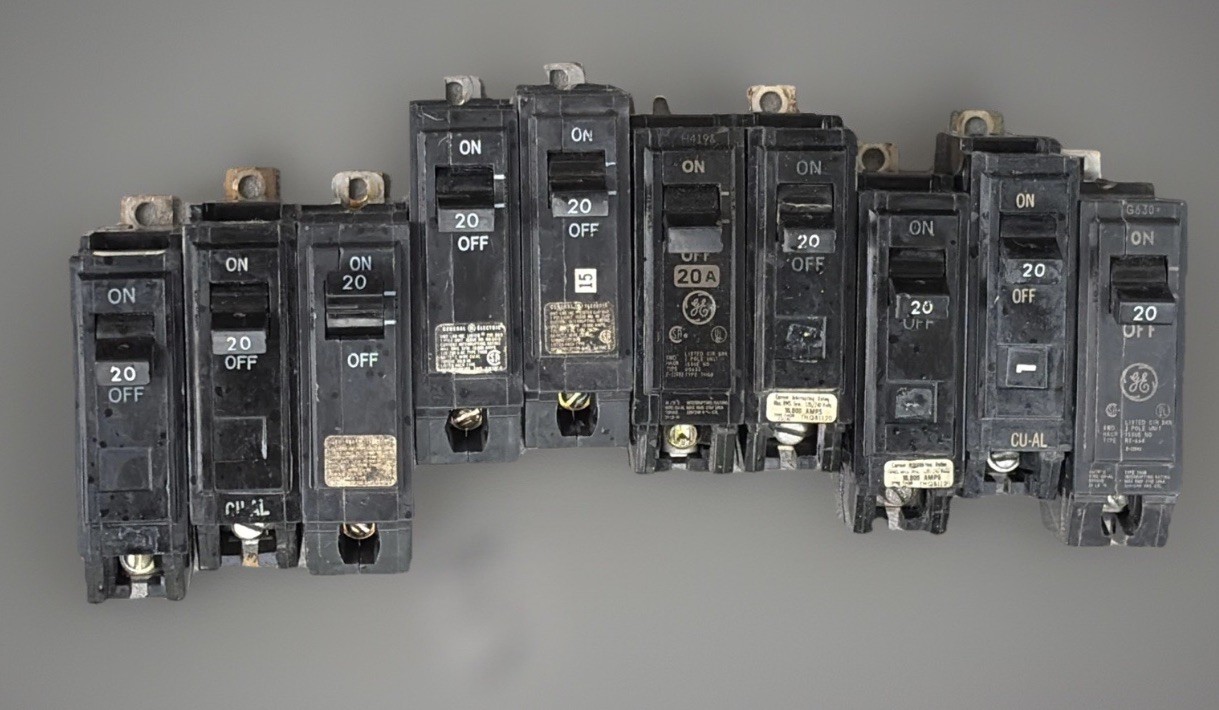Lot of 10 (10ct) GE THQB1120 CIRCUIT BREAKER 20 AMP  1P (no bolt on bus screws)
