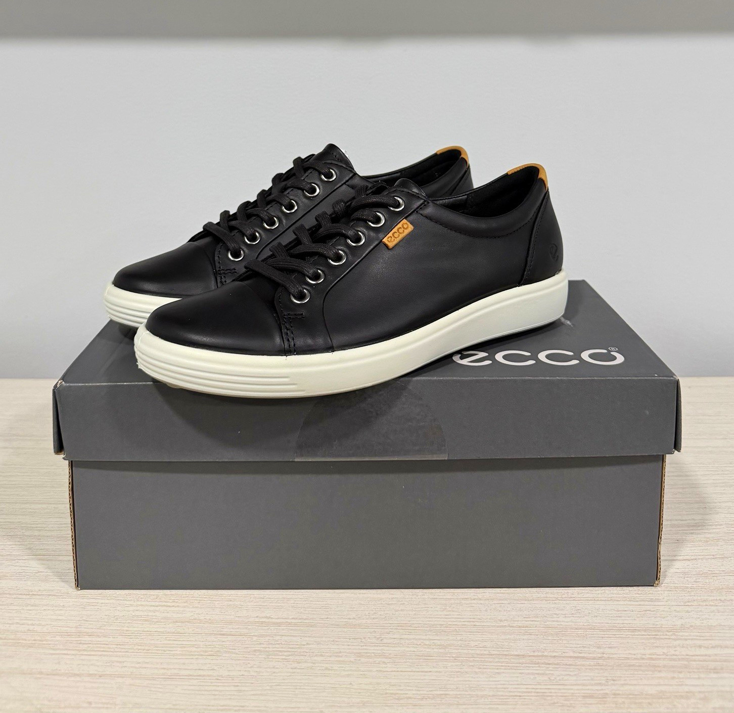 Size 7-7.5 ECCO Soft 7 W Womens Low Top Lace Up Sneakers Black/White430003 01001