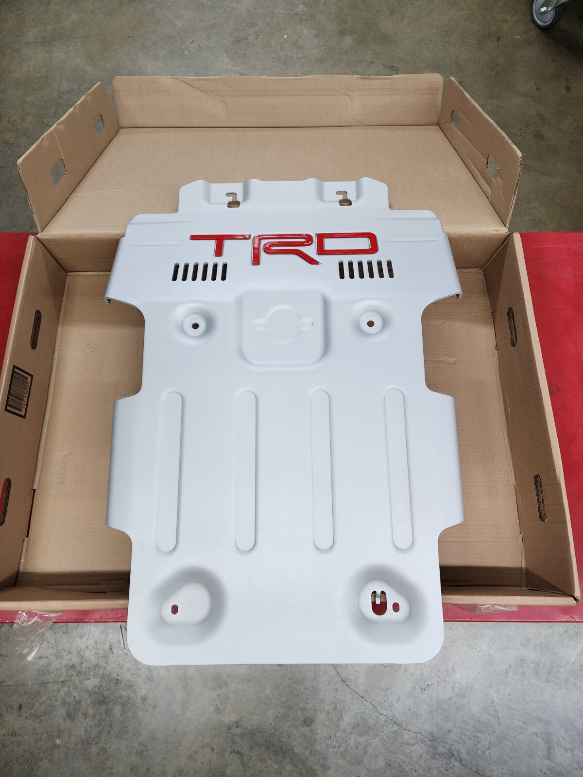 2022-2024 TOYOTA TUNDRA TRD PRO FRONT SKID PLATE GENUINE OEM NEW PTR60-34220 2022-2024 TOYOTA TUNDRA TRD PRO FRONT SKID PLATE GENUINE OEM NEW PTR60-34220