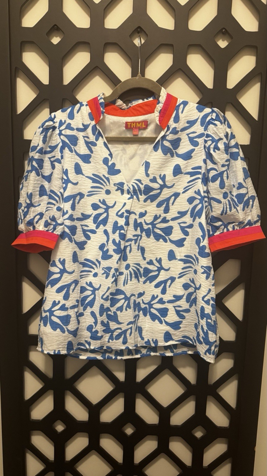 THML Blue And White Floral Short Sleeve Blouse Size Small THML Blue And White Floral Short Sleeve Blouse Size Small