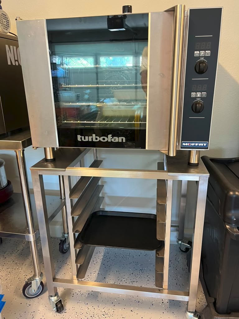 1/2 Sheet 4 Tray Electric Convection Oven Stand On Wheels Moffat TurboFan E31D4