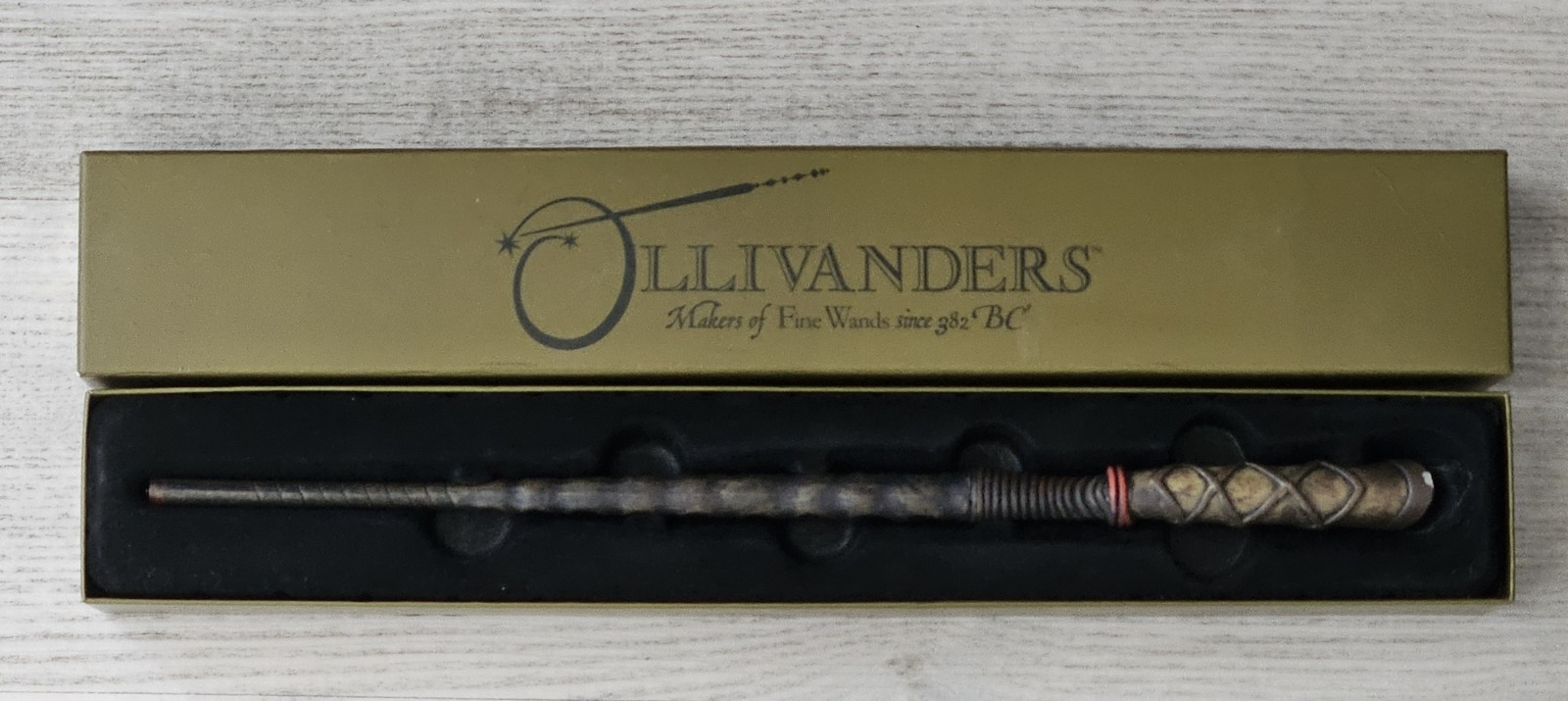 Universal Studios Wizarding World Harry Potter Ollivanders Holly 8 Wand DAMAGED