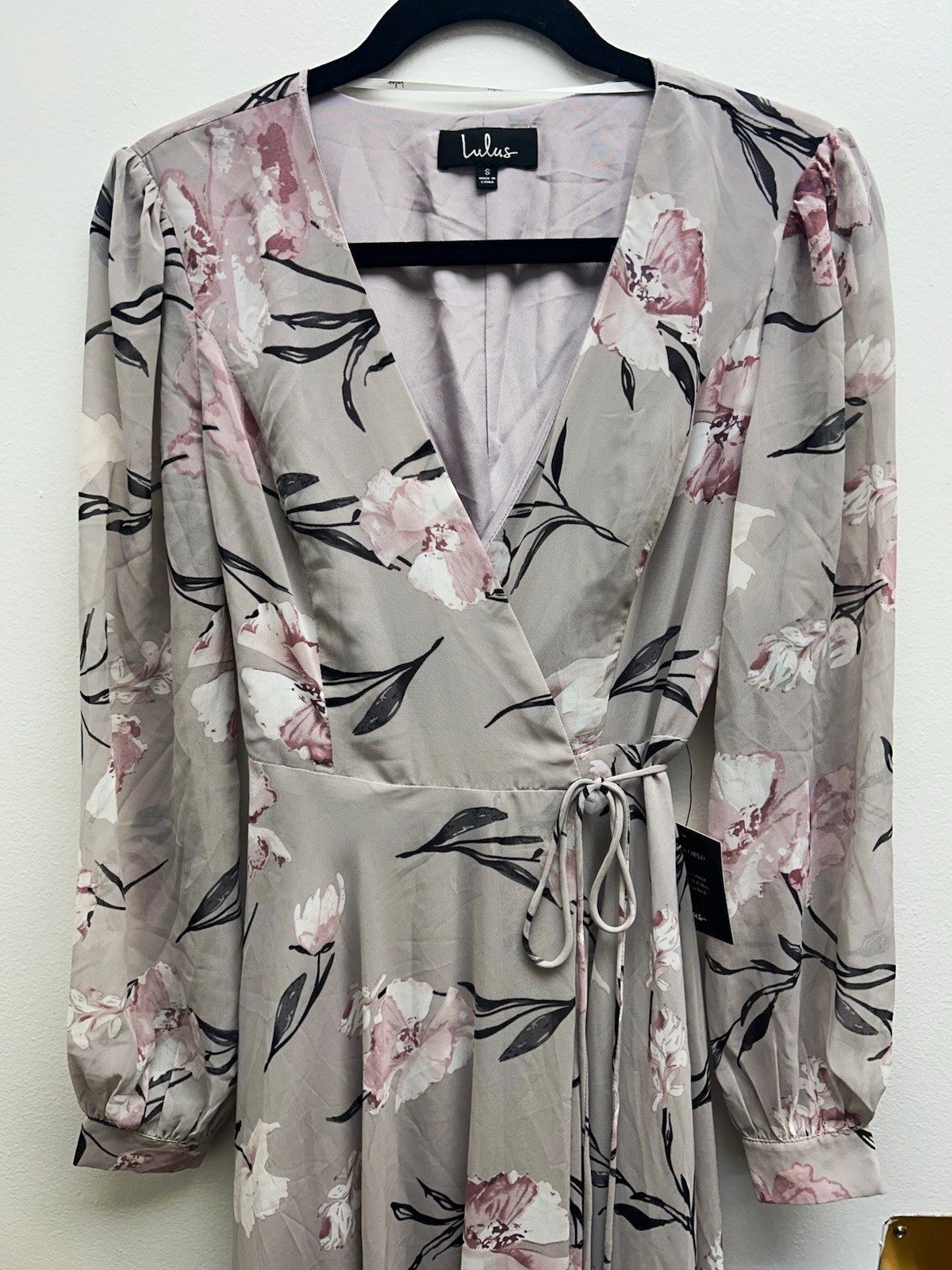 Lulus Women’s S Floral Wrap Maxi Dress V-Neck Long Sleeve Tie Waist Gray Lulus Women’s S Floral Wrap Maxi Dress V-Neck Long Sleeve Tie Waist Gray