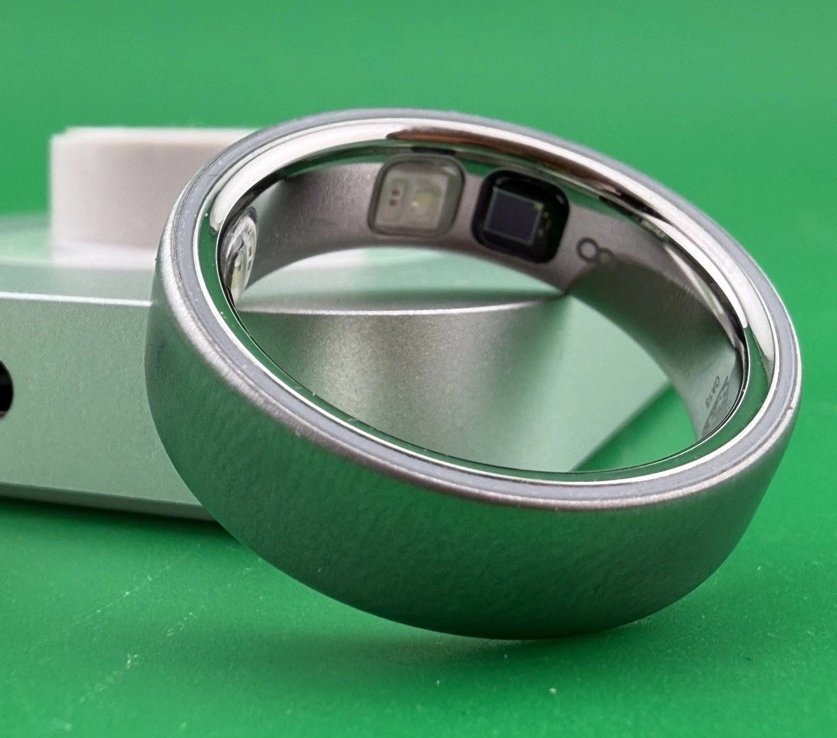 Oura Ring 5 Brushed Silver Size 8 Smart Ring w/ Charger Cable Box