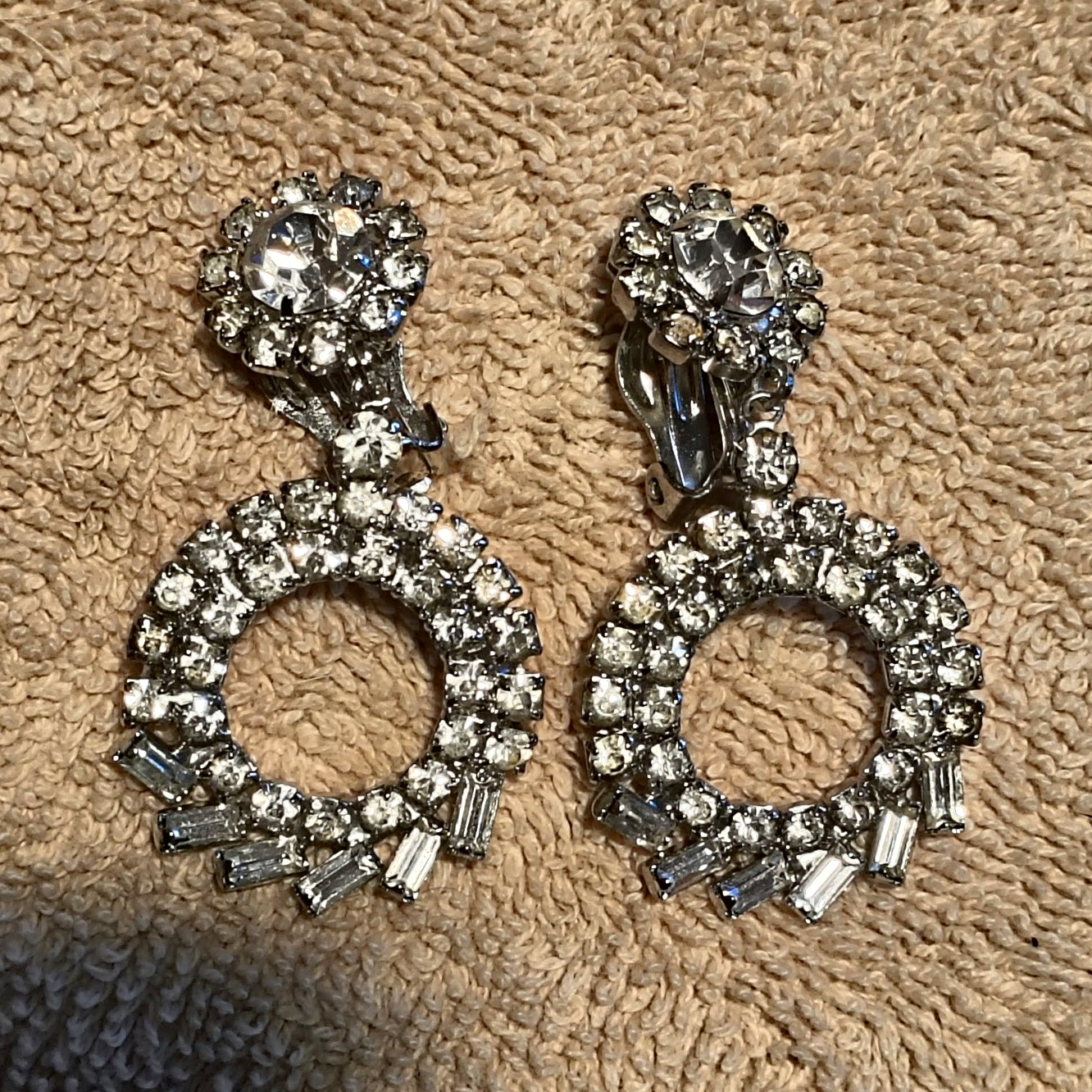 Vintage Signed Judy Lee clear baguettes and round rhinestone clip earrings 