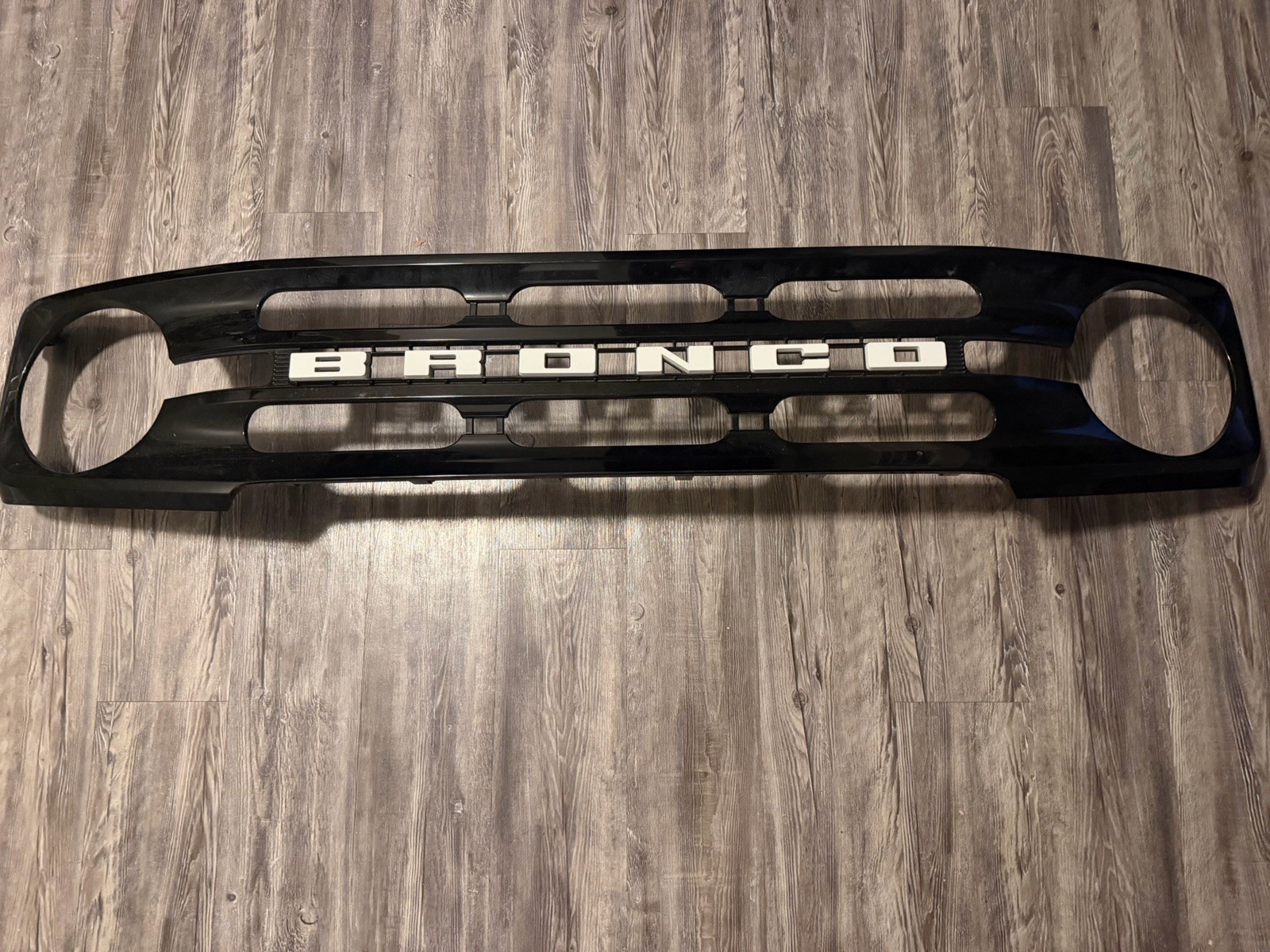 2021-2025 Ford Bronco Outer Banks OEM Front Grille w/ BRONCO Letters 2021-2025 Ford Bronco Outer Banks OEM Front Grille w/ BRONCO Letters