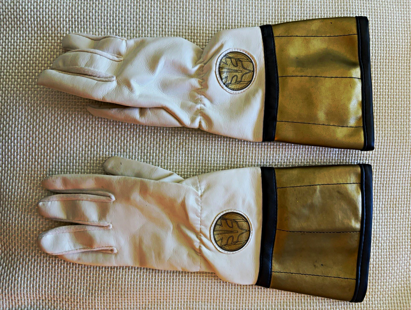 Vintage 1994 Mighty Morphin Power Rangers White Ranger Sound Gloves Bandai Vintage 1994 Mighty Morphin Power Rangers White Ranger Sound Gloves Bandai