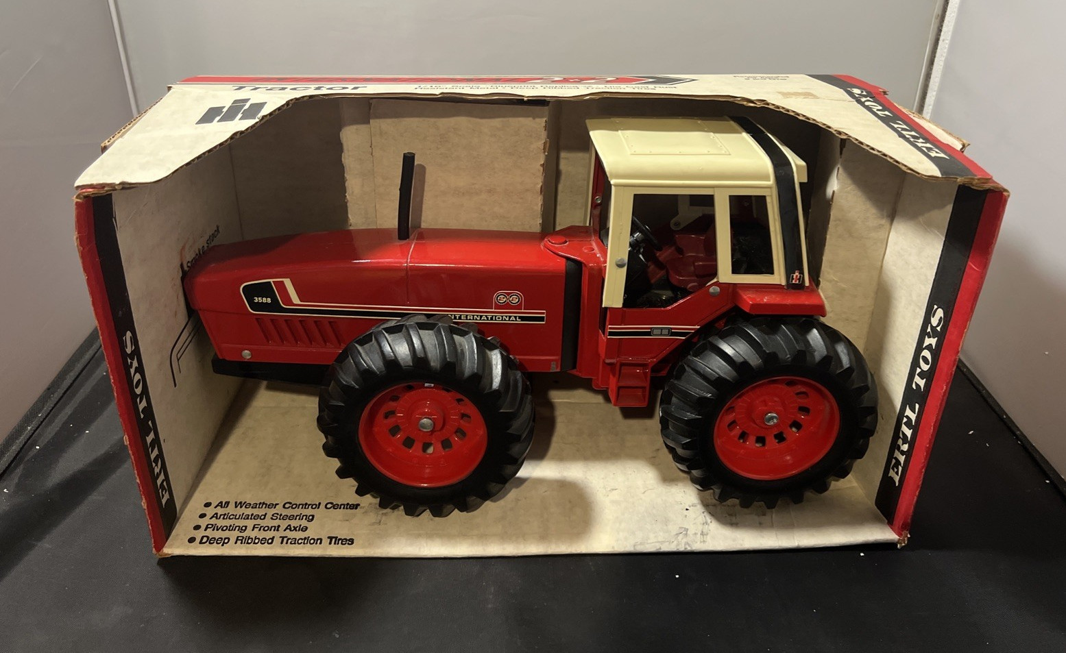 ERTL  IH 3588 2+2 4WD  Tractor  1/16