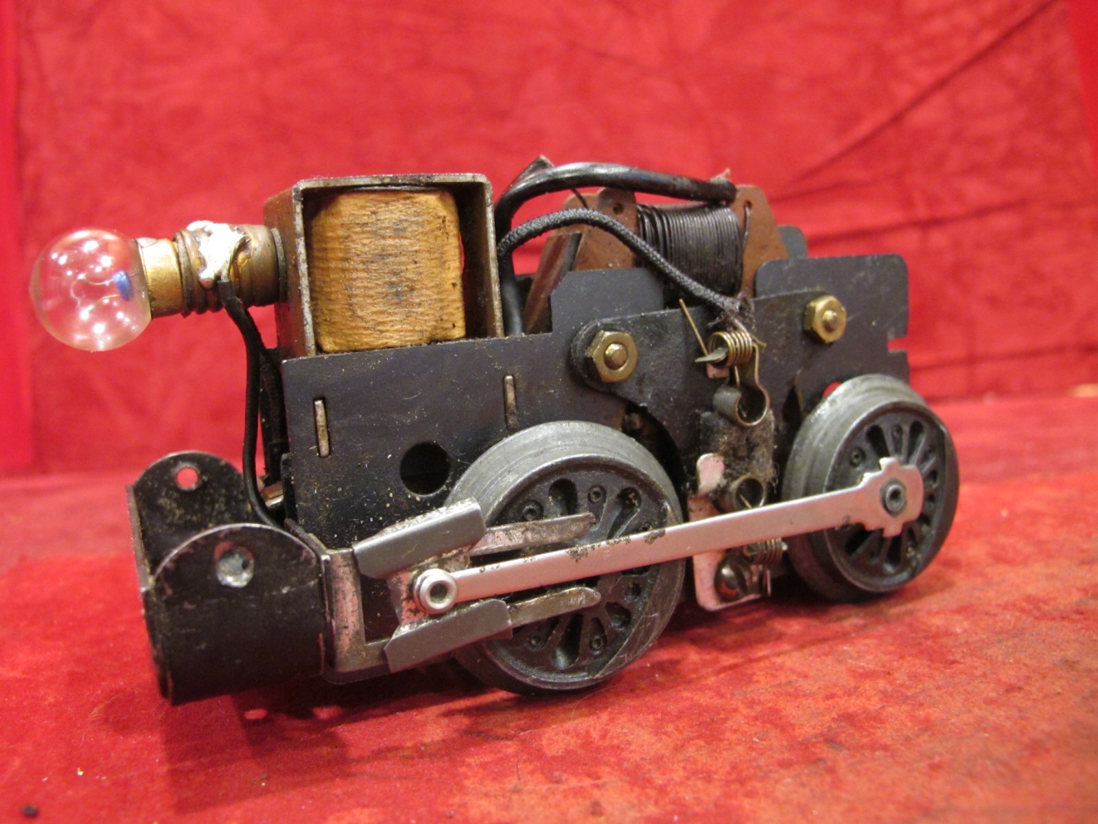 VINTAGE MARX 4 WHEEL ENGINE MOTOR . TESTED GETS POWER AND RUNS VINTAGE MARX 4 WHEEL ENGINE MOTOR . TESTED GETS POWER AND RUNS