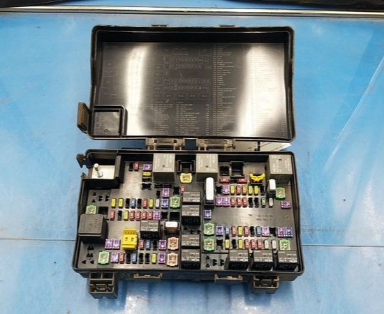 2013-2014 Dodge Ram 1500 Engine Fuse Box Assembly OEM