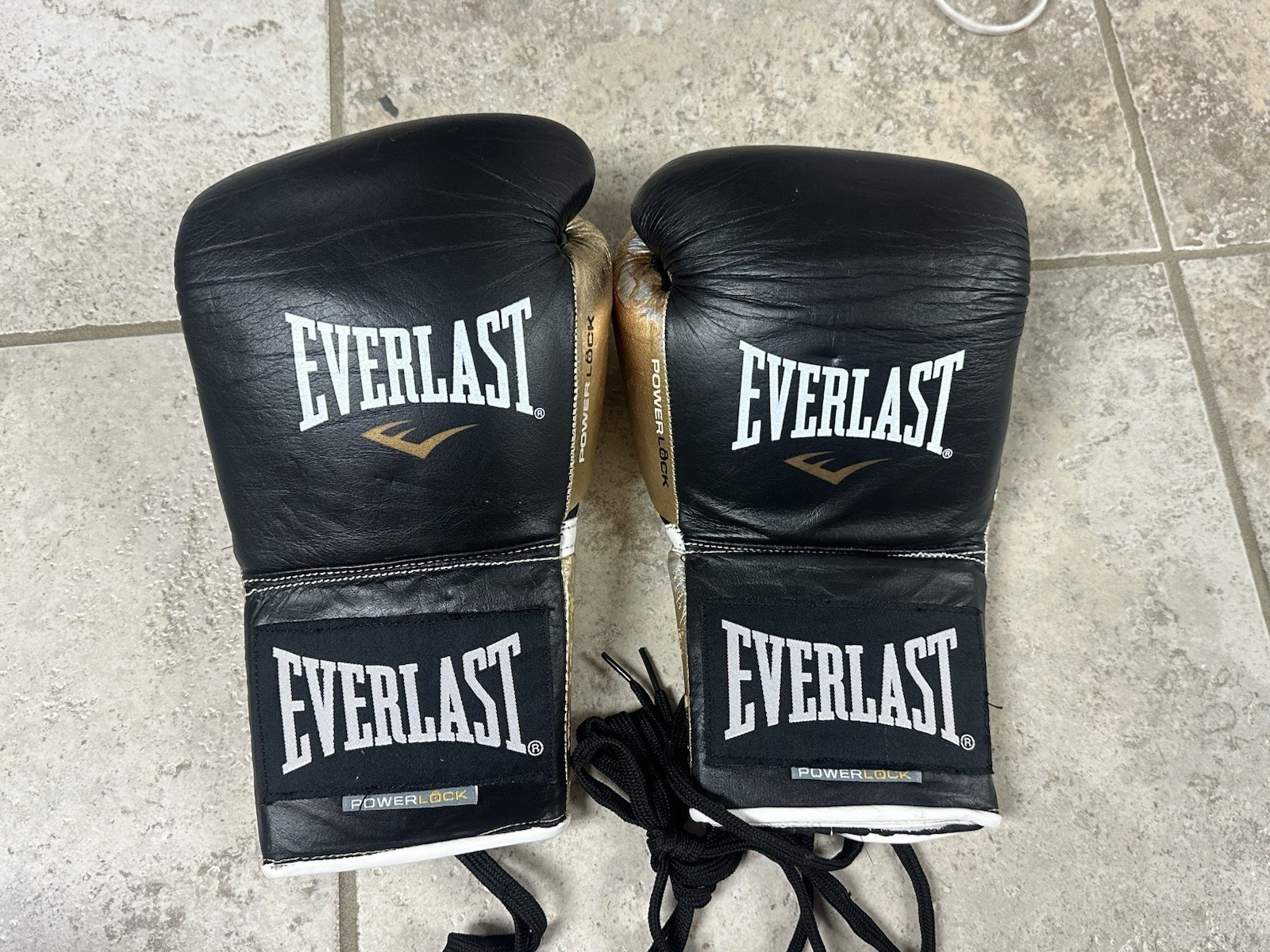 Everlast Professional Lace-Up Leather Boxing Gloves 10oz XL Fight worn Everlast Professional Lace-Up Leather Boxing Gloves 10oz XL Fight worn
